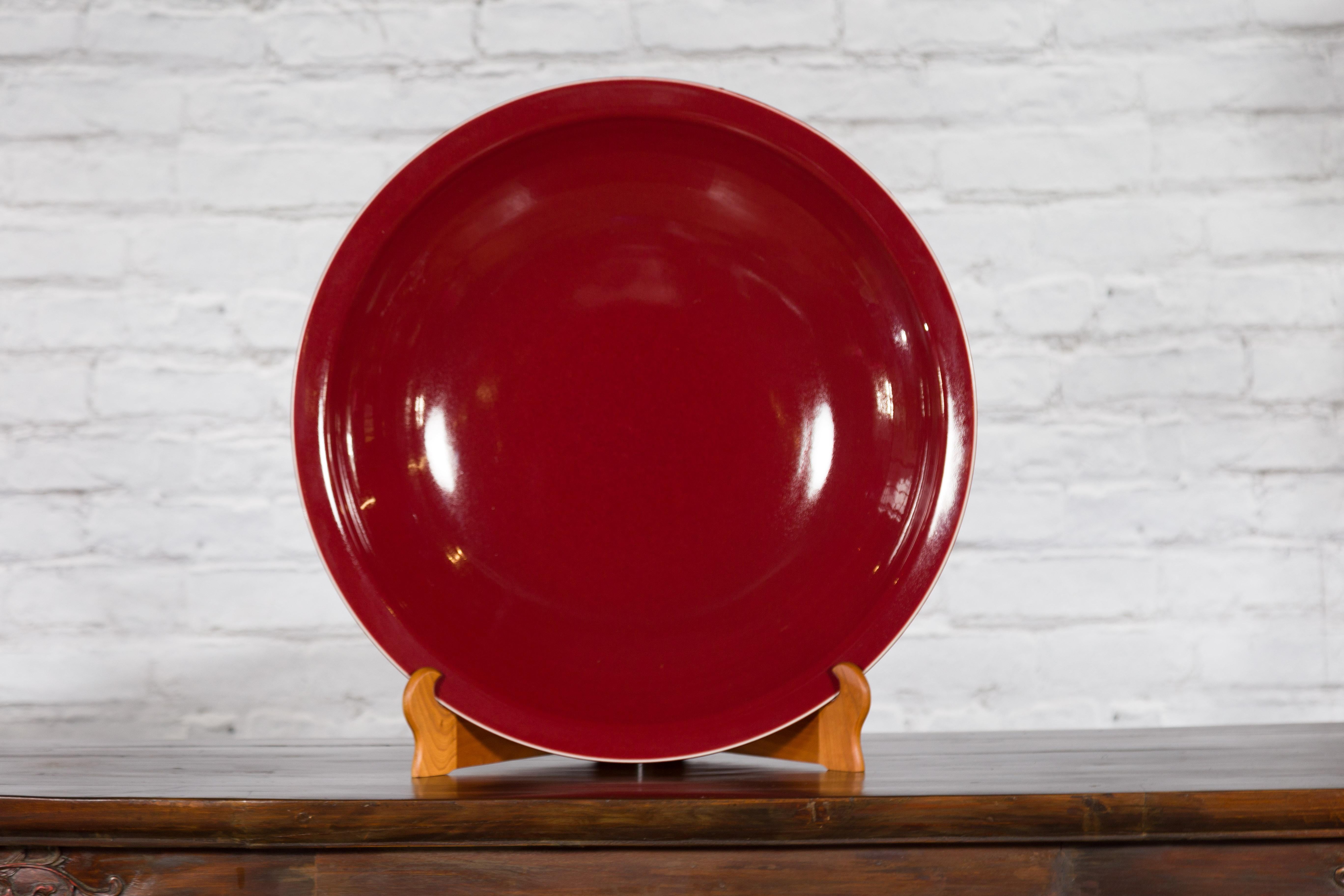 Große chinesische Vintage-Porzellanplatte mit Ochsenblut-Farbe, Chinesisch im Zustand „Gut“ im Angebot in Yonkers, NY