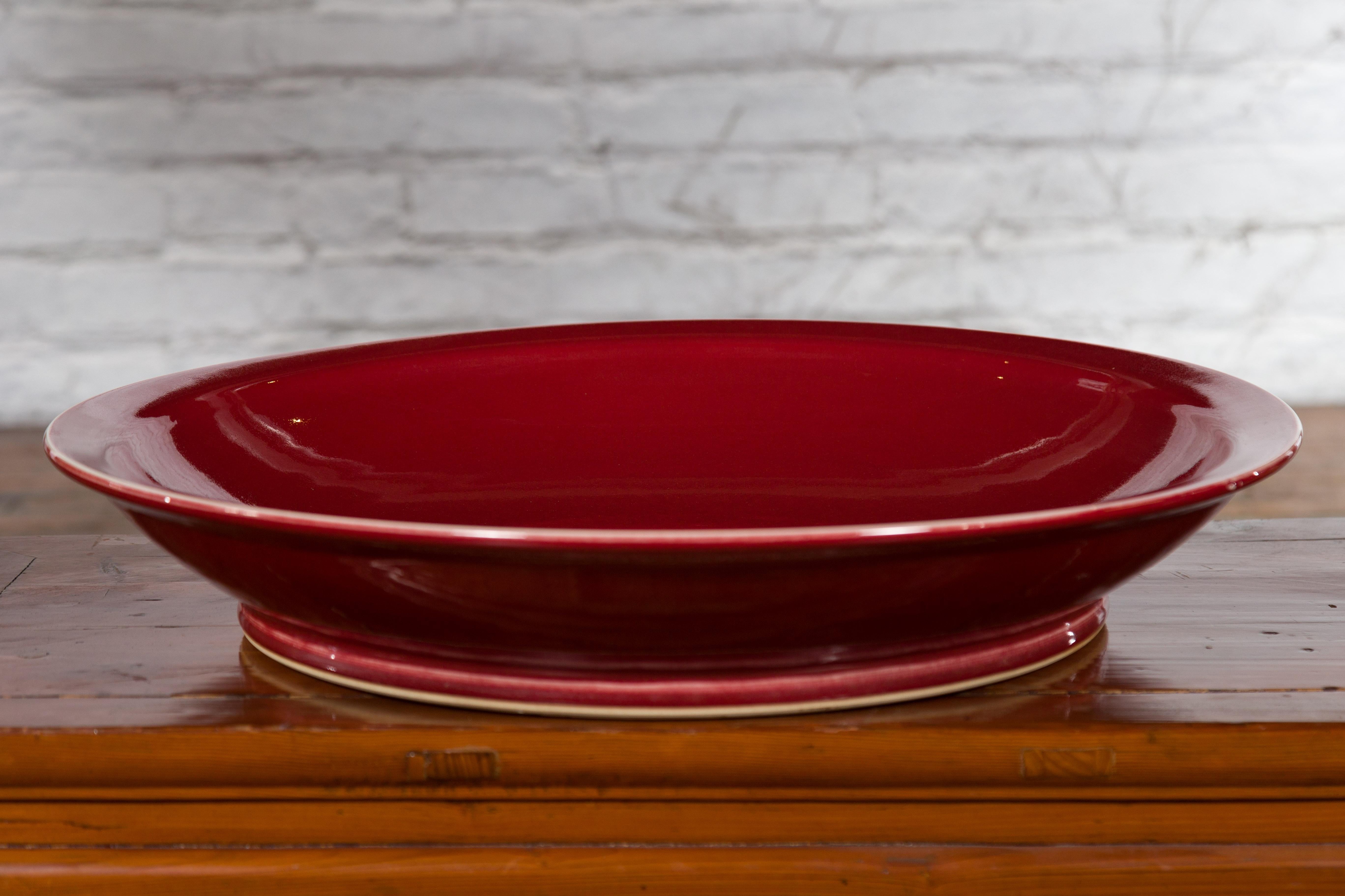 Grand plateau vintage en porcelaine couleur sang de bœuf Bon état - En vente à Yonkers, NY