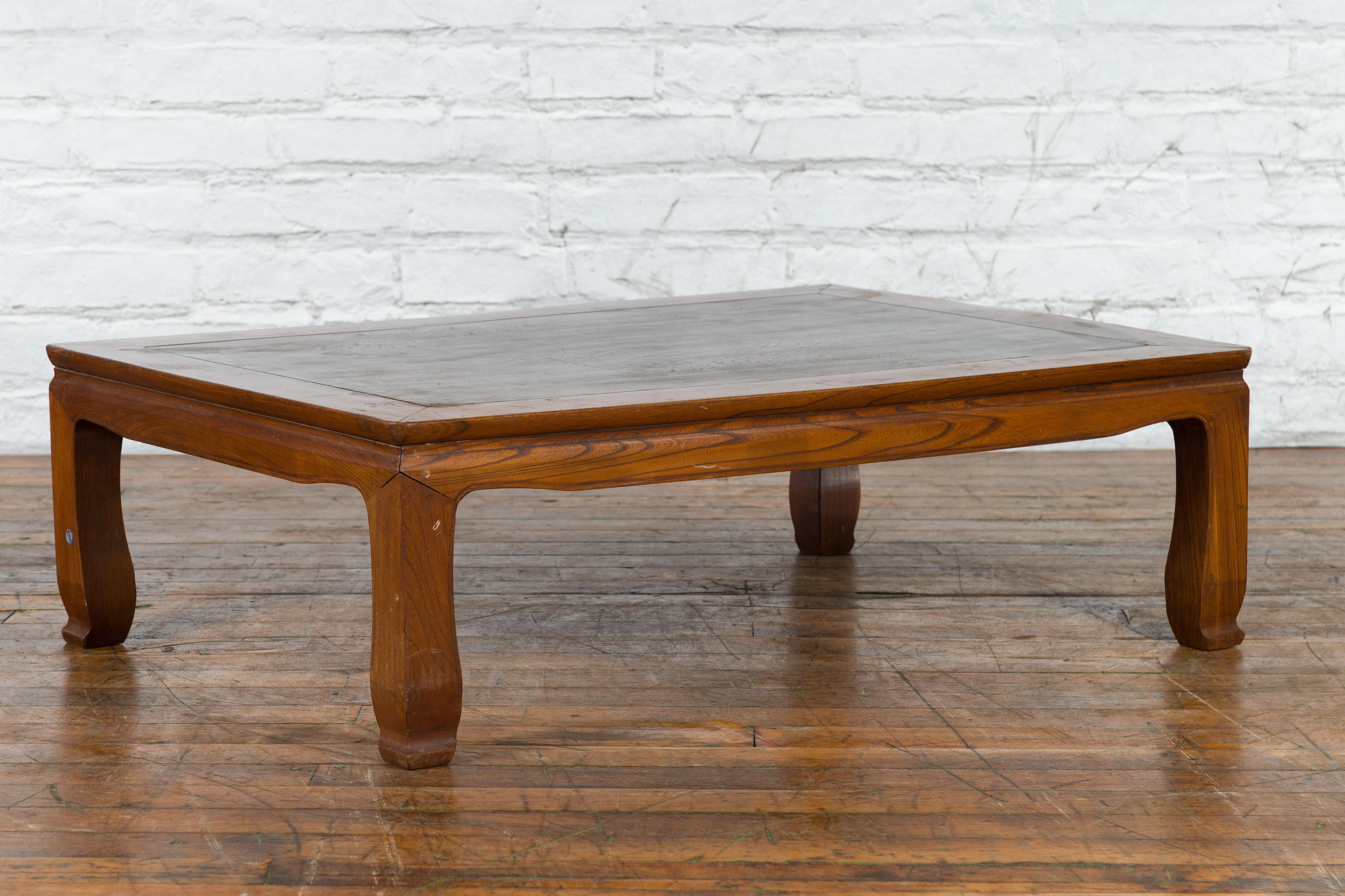 Chinese Vintage Low Coffee Table with Two-Toned Top and Curving Legs For Sale 3