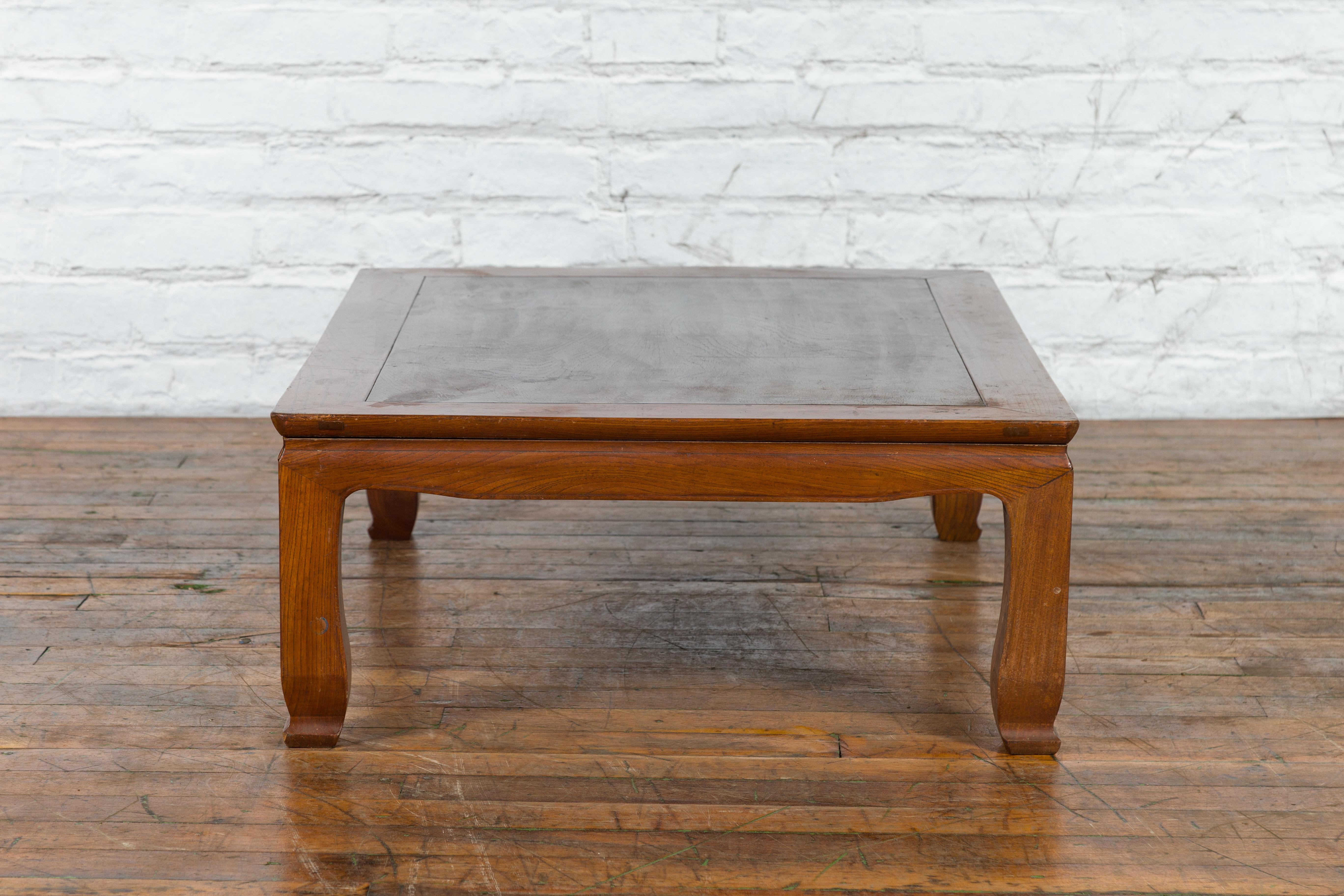 Chinese Vintage Low Coffee Table with Two-Toned Top and Curving Legs For Sale 4