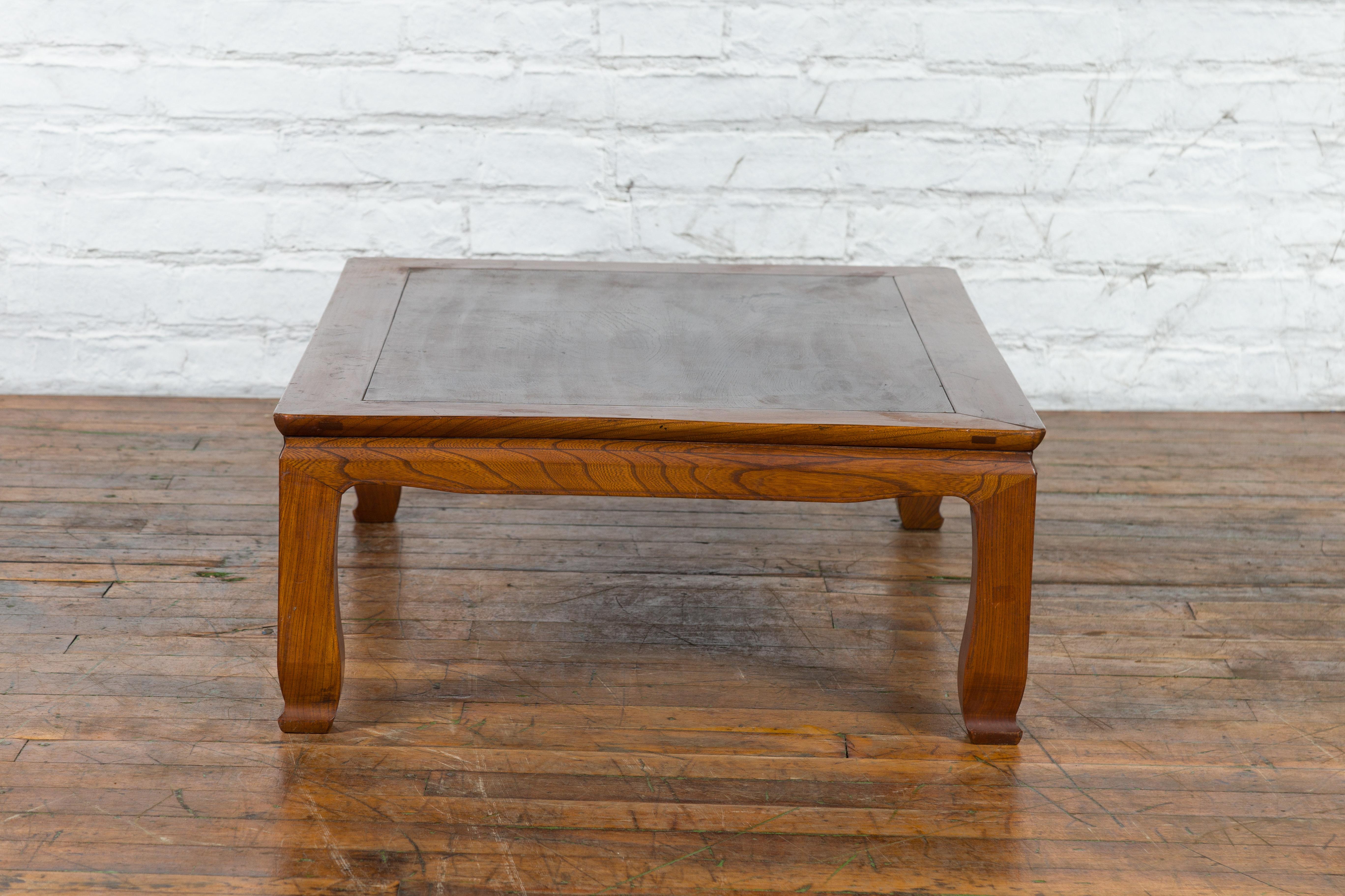 Chinese Vintage Low Coffee Table with Two-Toned Top and Curving Legs For Sale 5