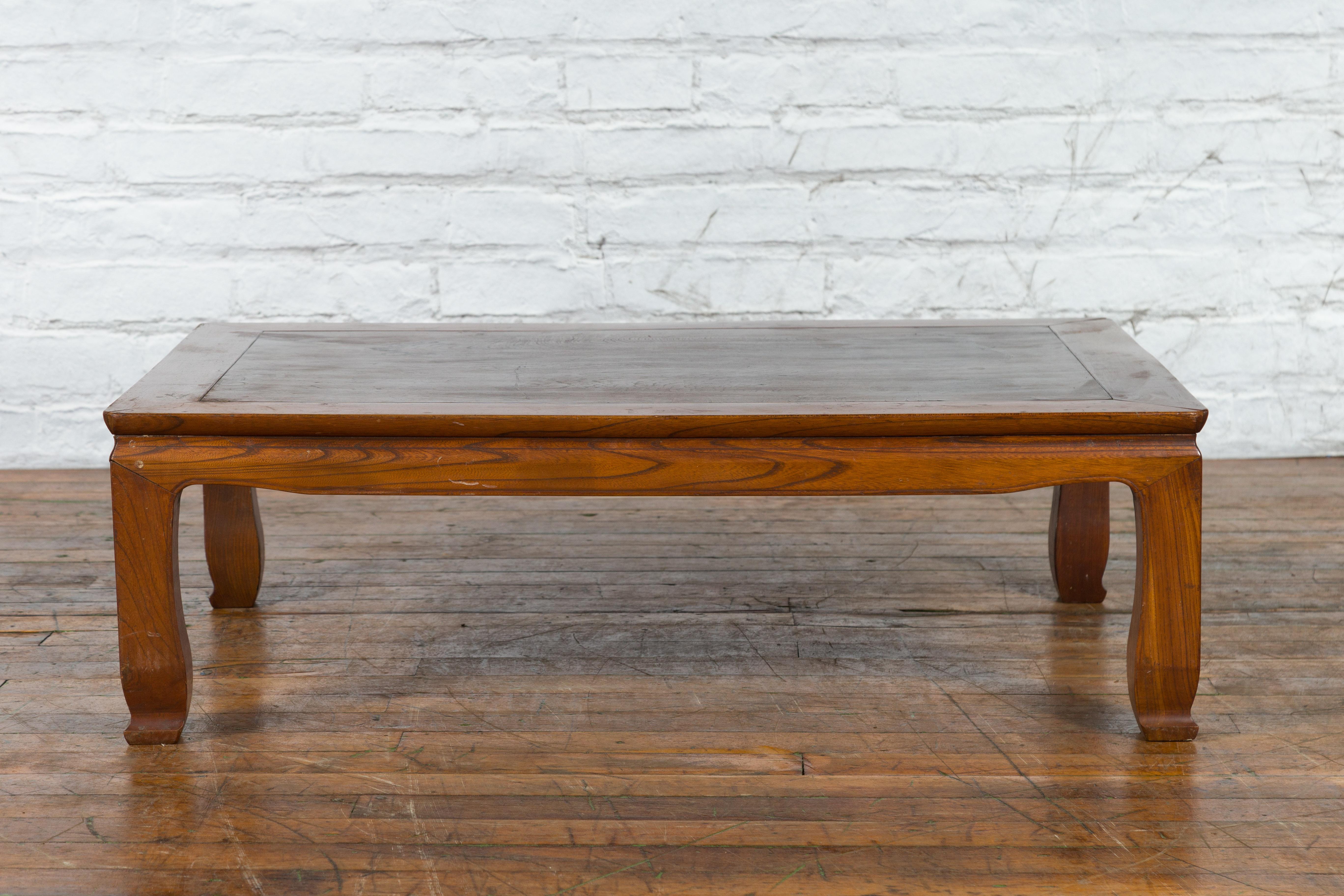 Chinese Vintage Low Coffee Table with Two-Toned Top and Curving Legs For Sale 6