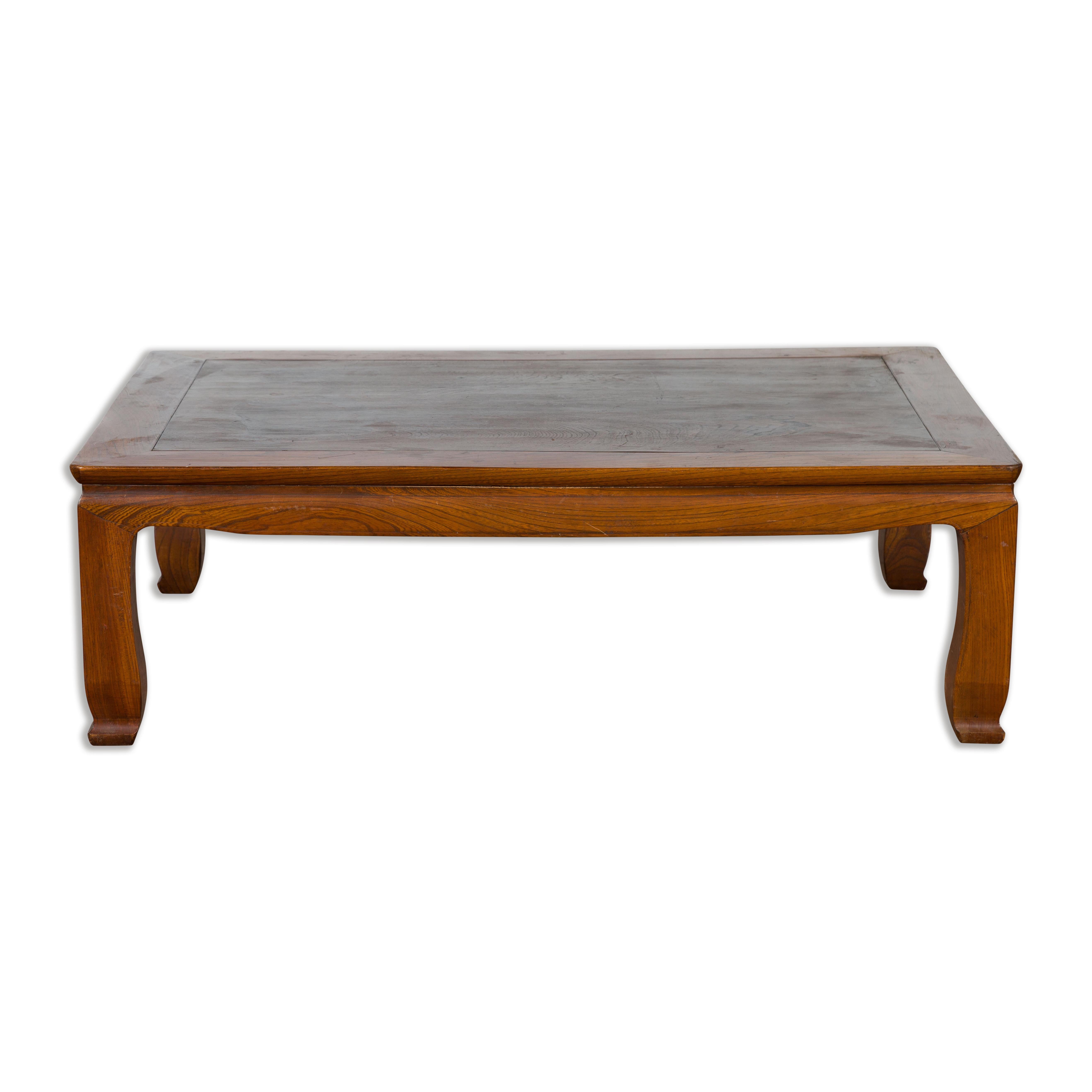 Chinese Vintage Low Coffee Table with Two-Toned Top and Curving Legs For Sale 7