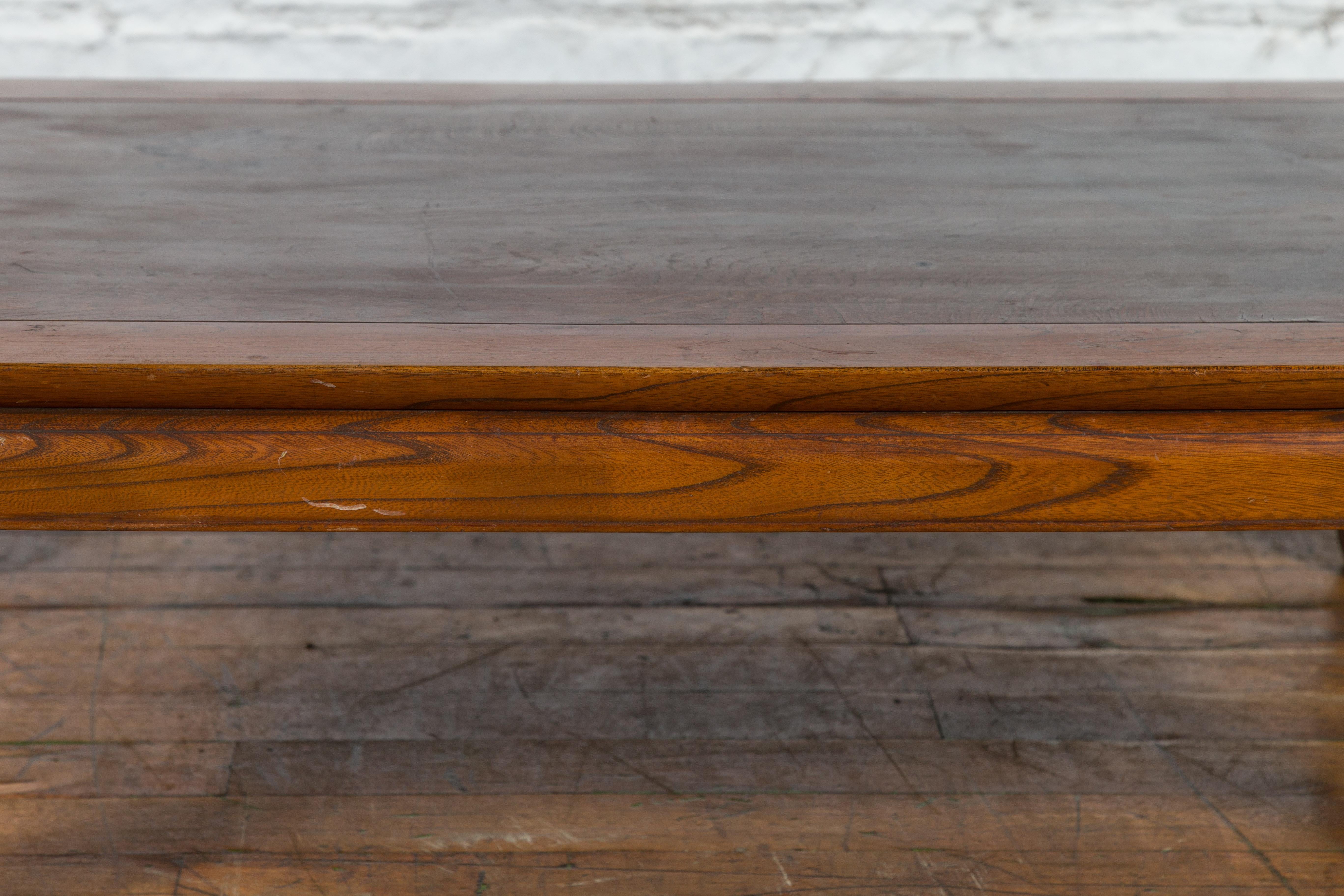 Niedriger Vintage-Couchtisch mit zweifarbiger Platte und geschwungenen Beinen (Holz) im Angebot