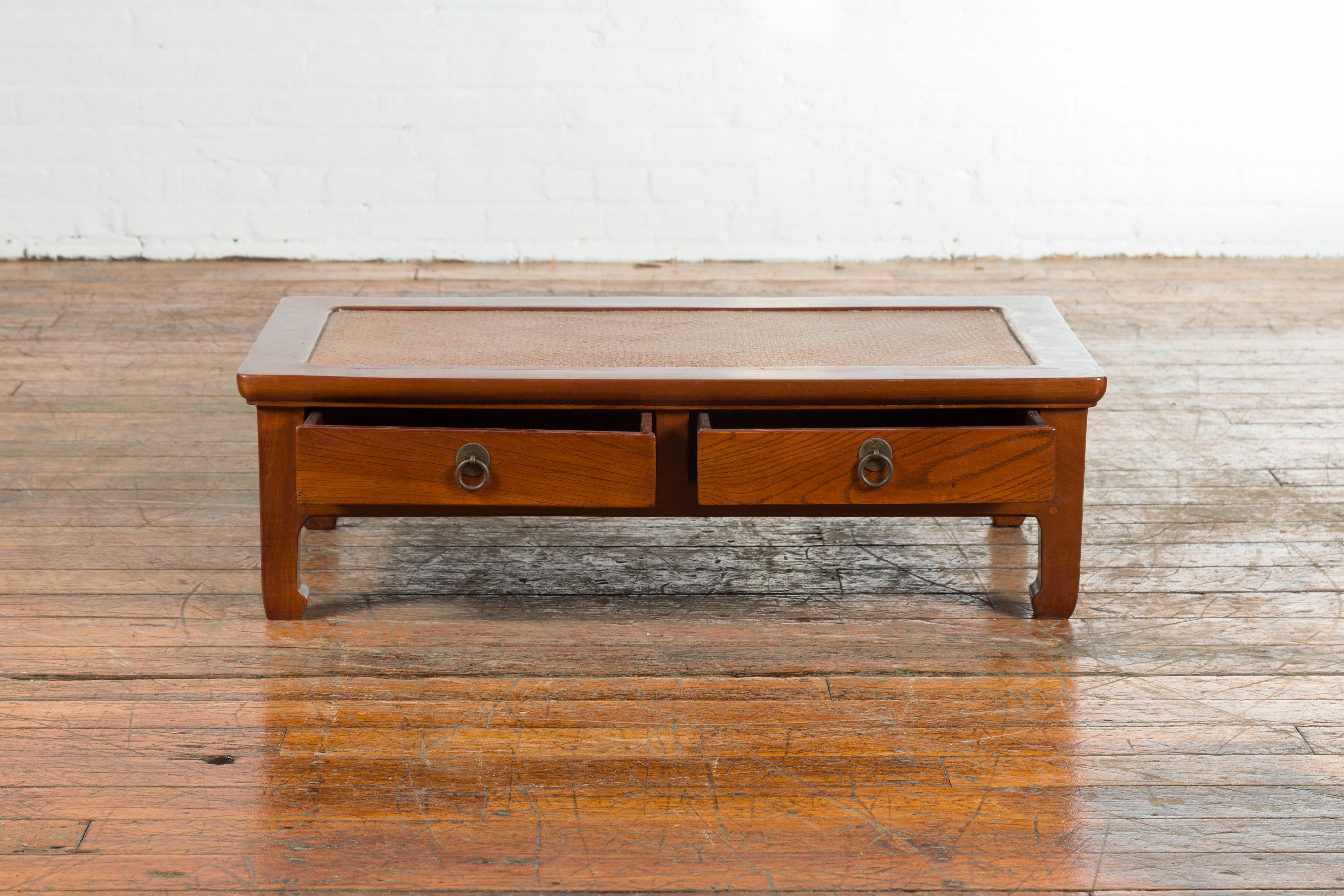 Chinesischer niedriger chinesischer Vintage-Tisch aus Ulmenholz mit Rattan-Einlage und zwei Schubladen im Angebot 7