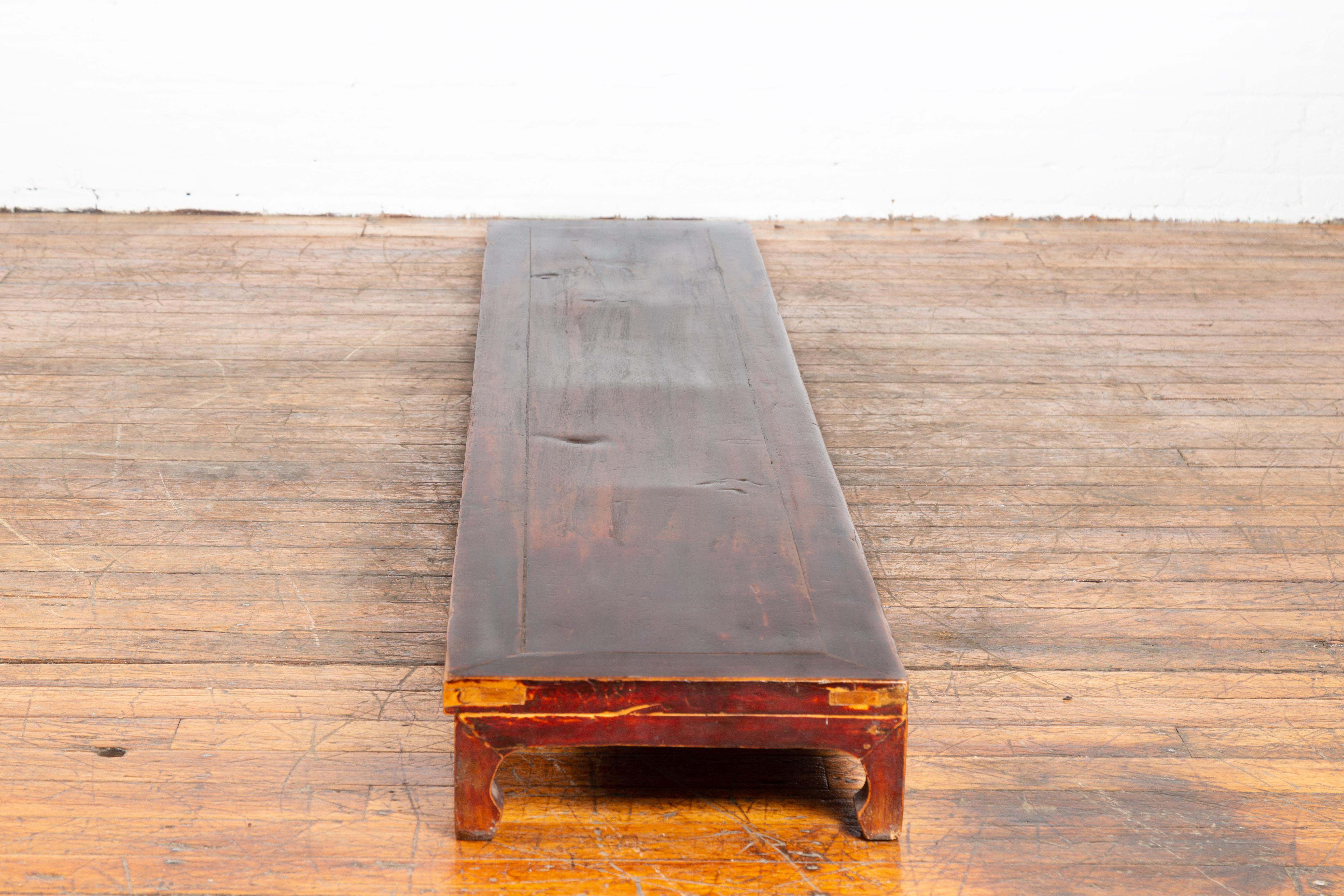 Table basse chinoise vintage Kang à patine vieillie et pieds sculptés en vente 3