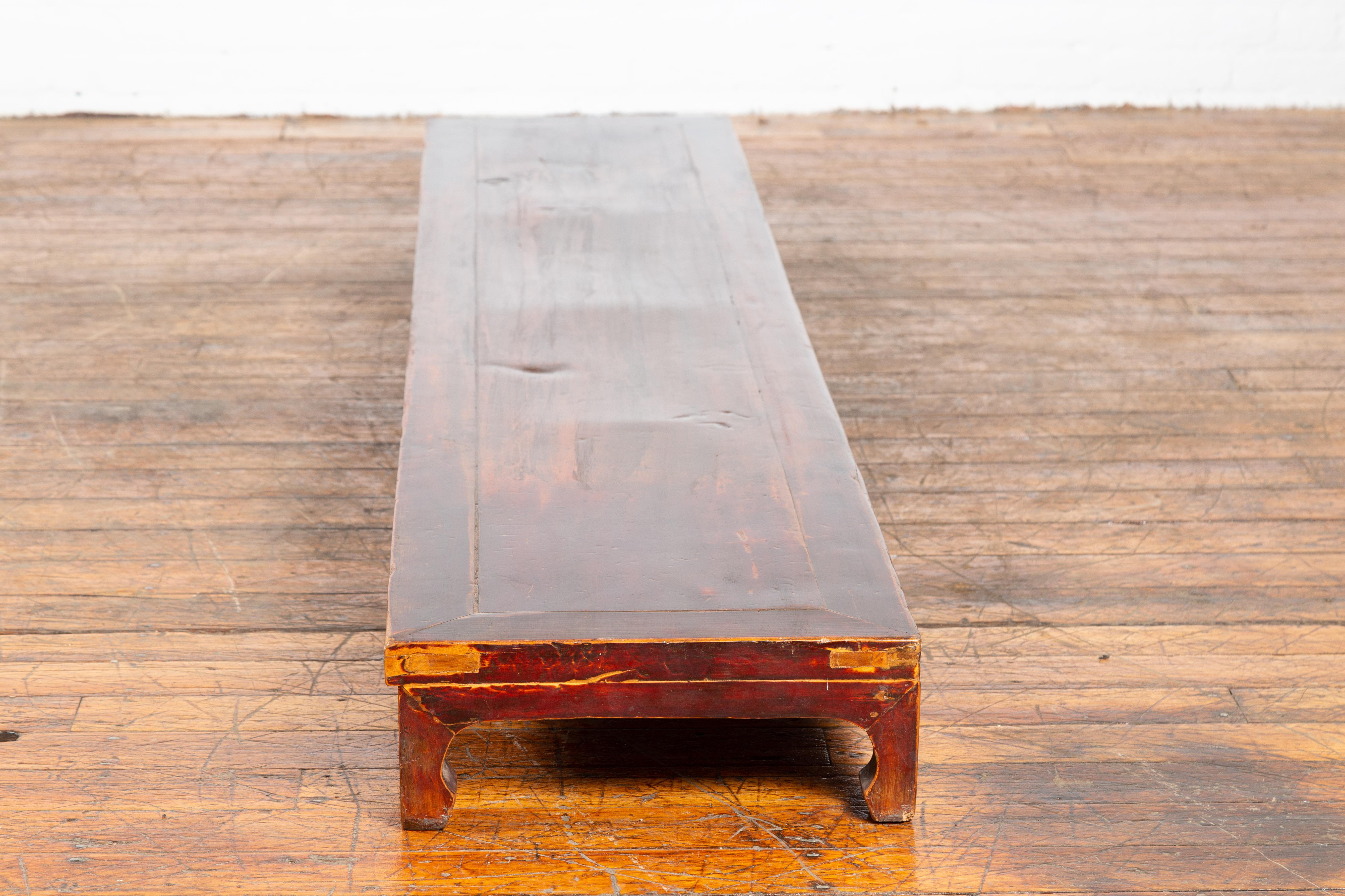 Table basse chinoise vintage Kang à patine vieillie et pieds sculptés en vente 4