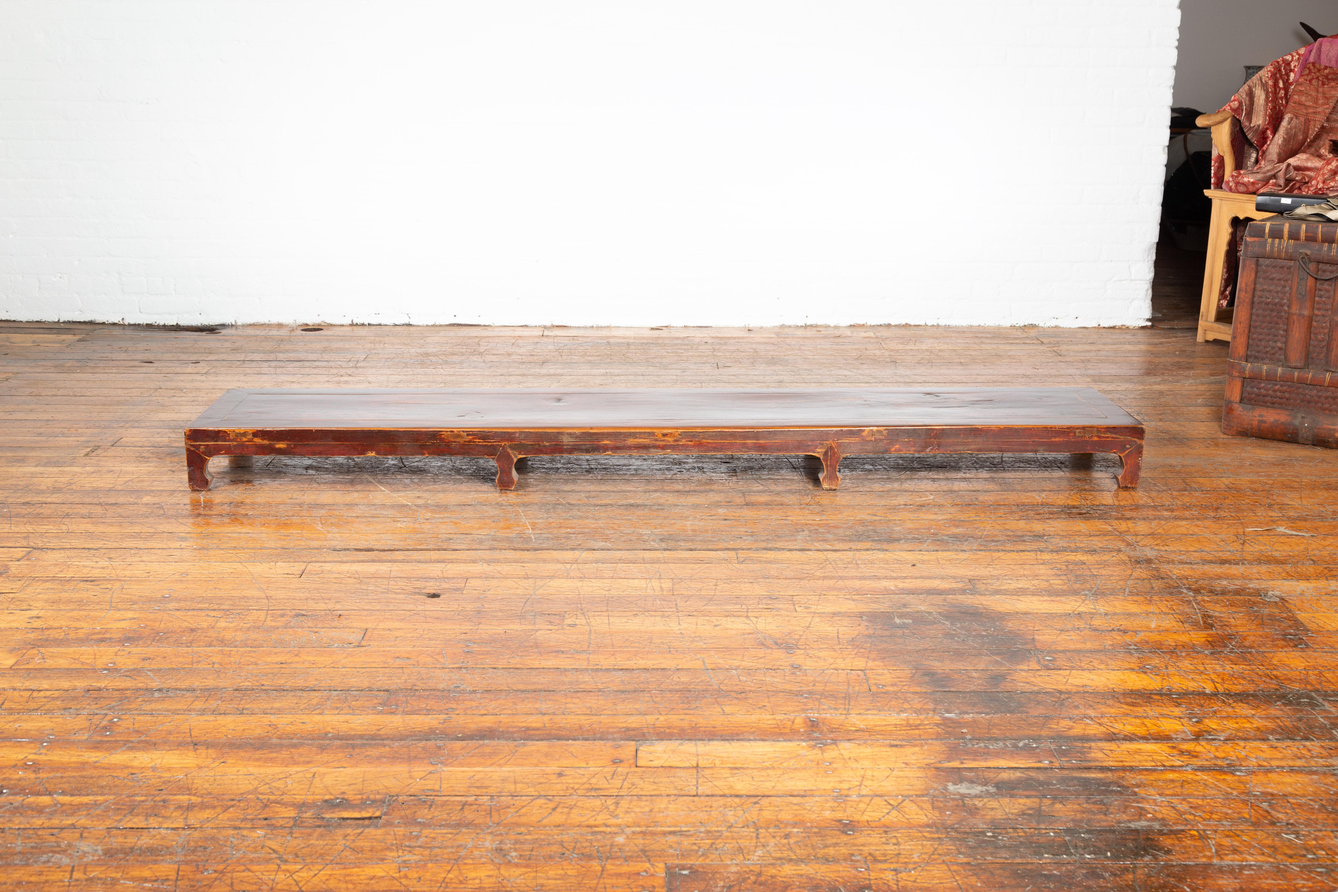 Table basse chinoise vintage Kang à patine vieillie et pieds sculptés Bon état - En vente à Yonkers, NY