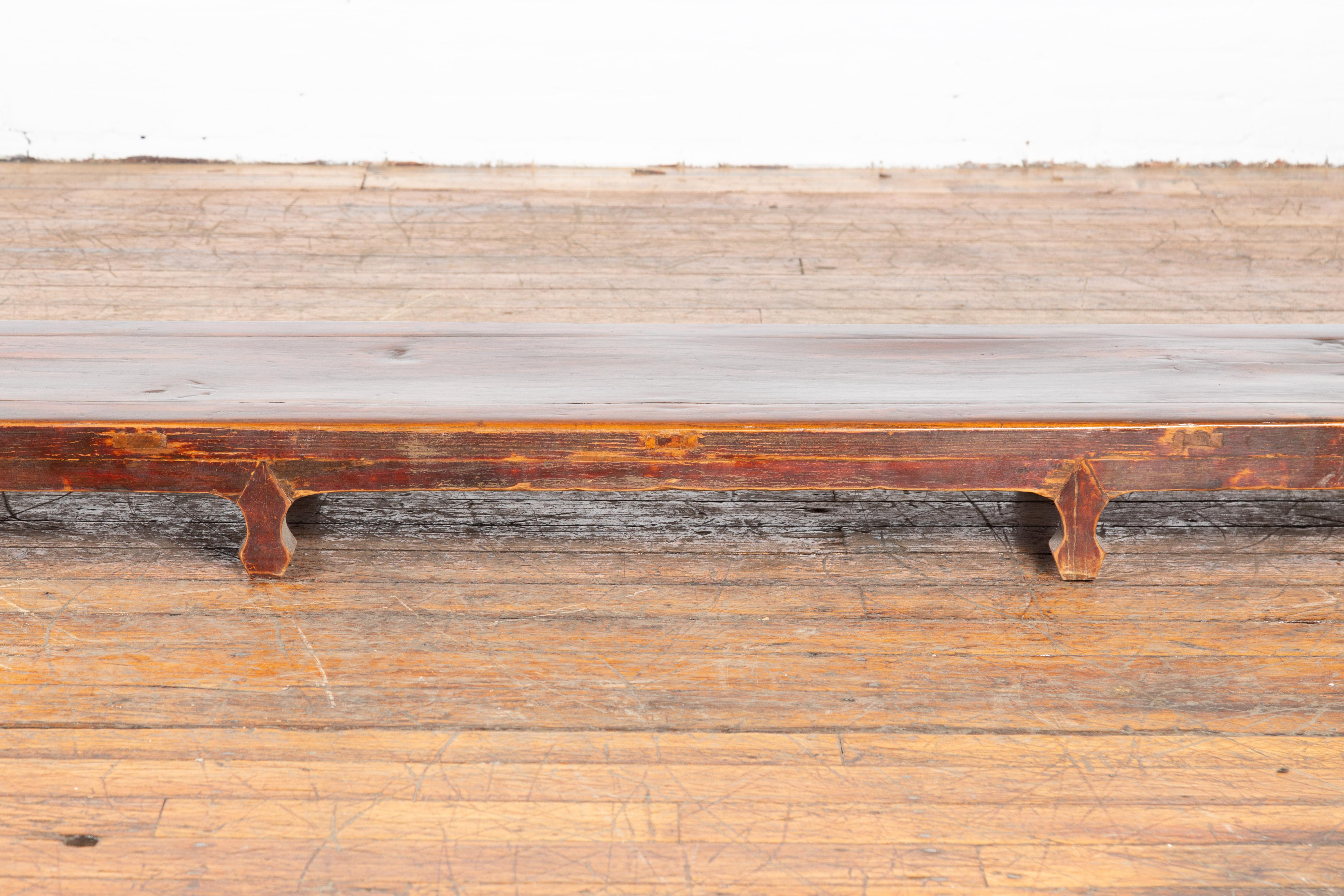 Legno Tavolo basso Kang cinese d'epoca con patina invecchiata e piedi intagliati in vendita