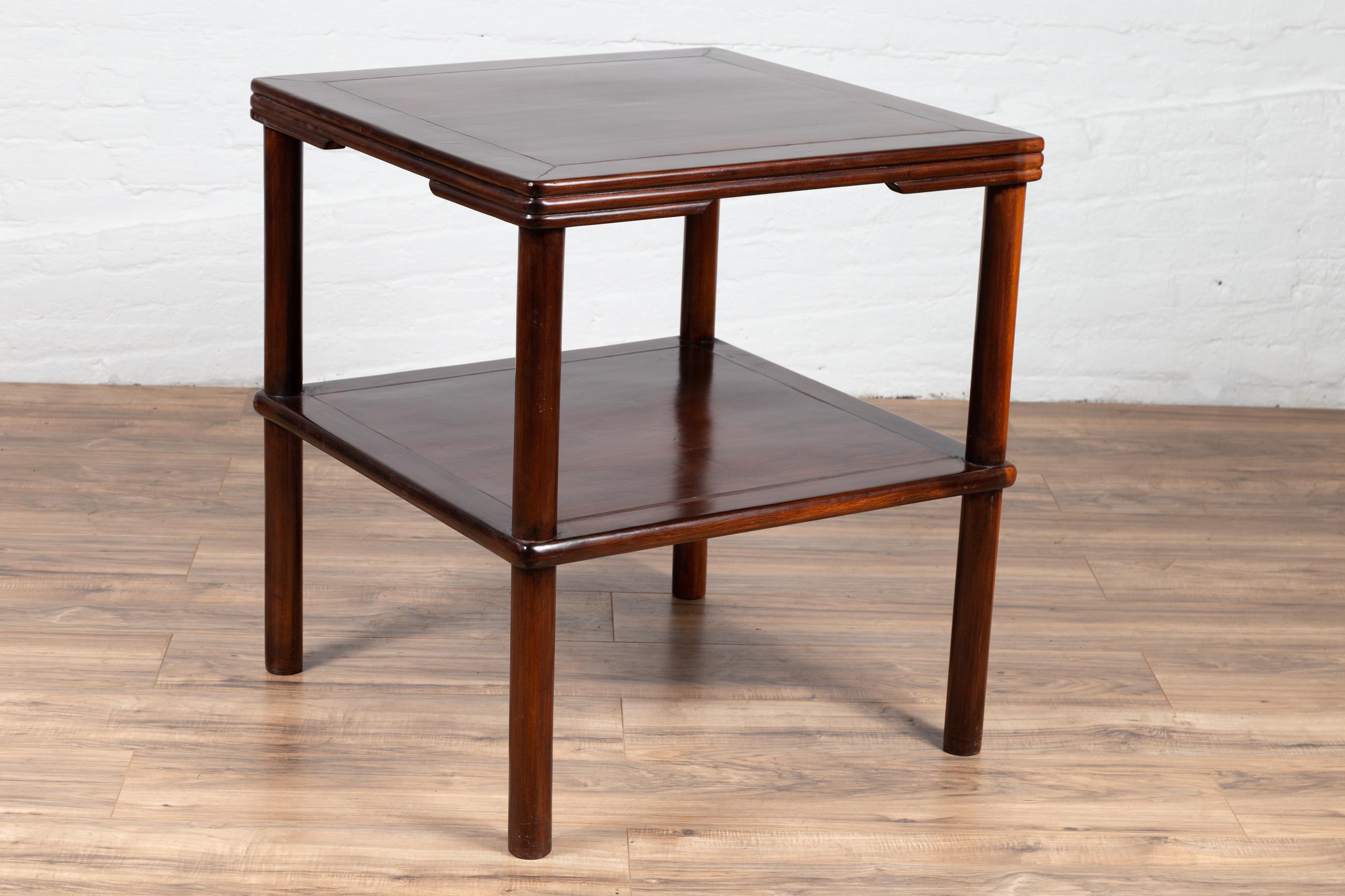 Quadratischer Vintage-Beistelltisch mit Schilf-Akzenten, niedrigem Regal und zylindrischen Beinen im Angebot 4