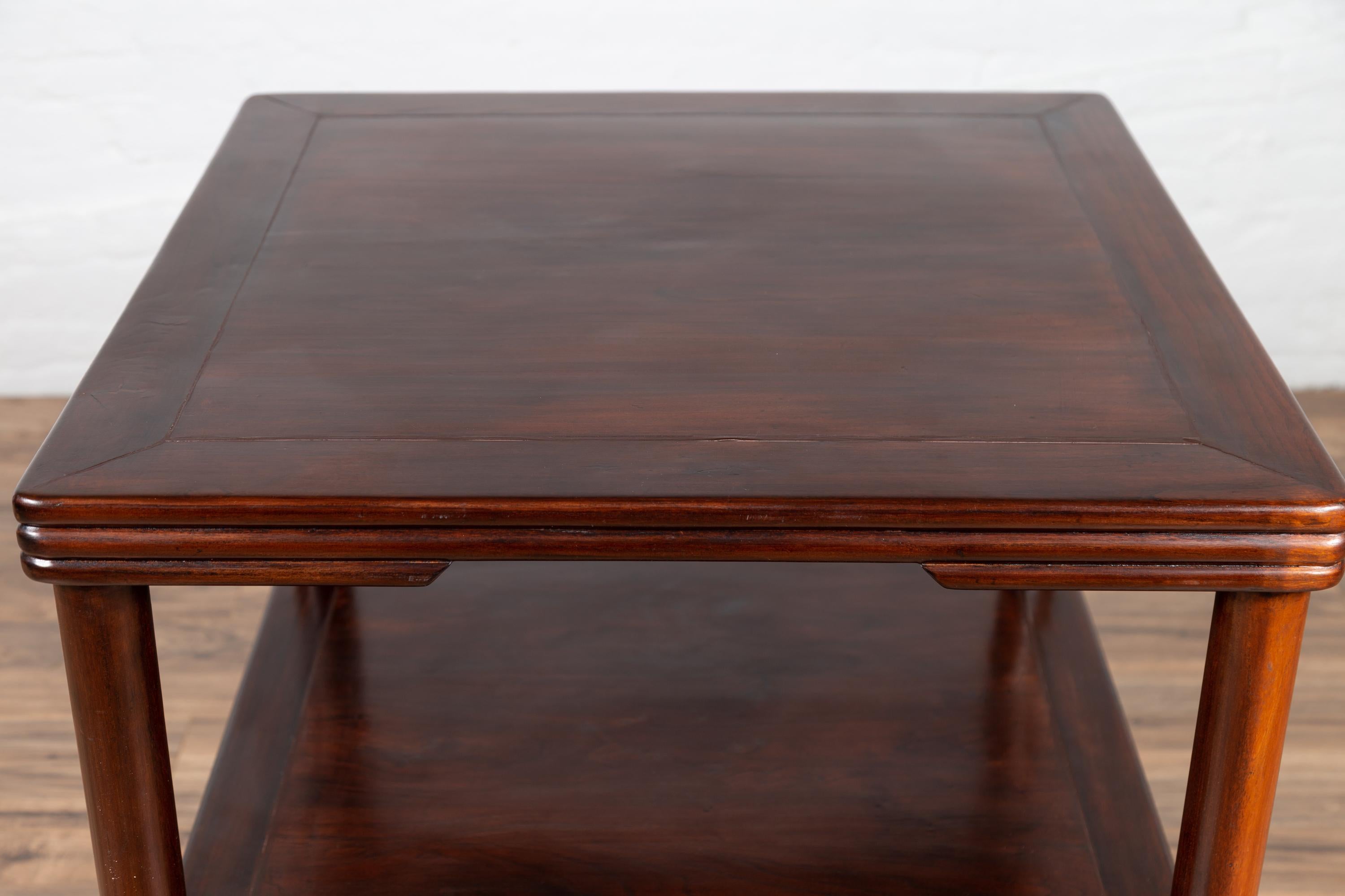 Quadratischer Vintage-Beistelltisch mit Schilf-Akzenten, niedrigem Regal und zylindrischen Beinen im Zustand „Gut“ im Angebot in Yonkers, NY