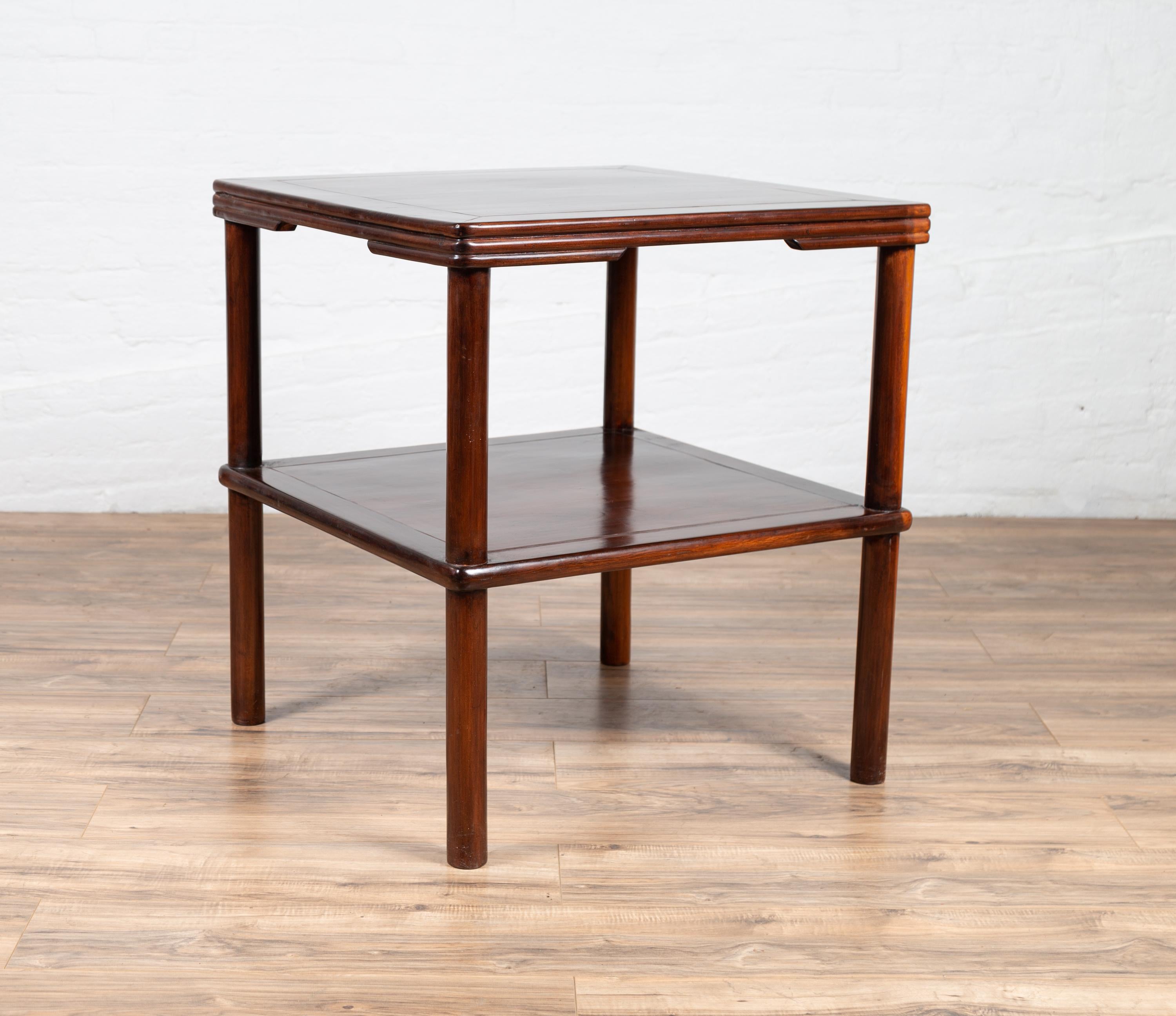 Quadratischer Vintage-Beistelltisch mit Schilf-Akzenten, niedrigem Regal und zylindrischen Beinen im Angebot 2
