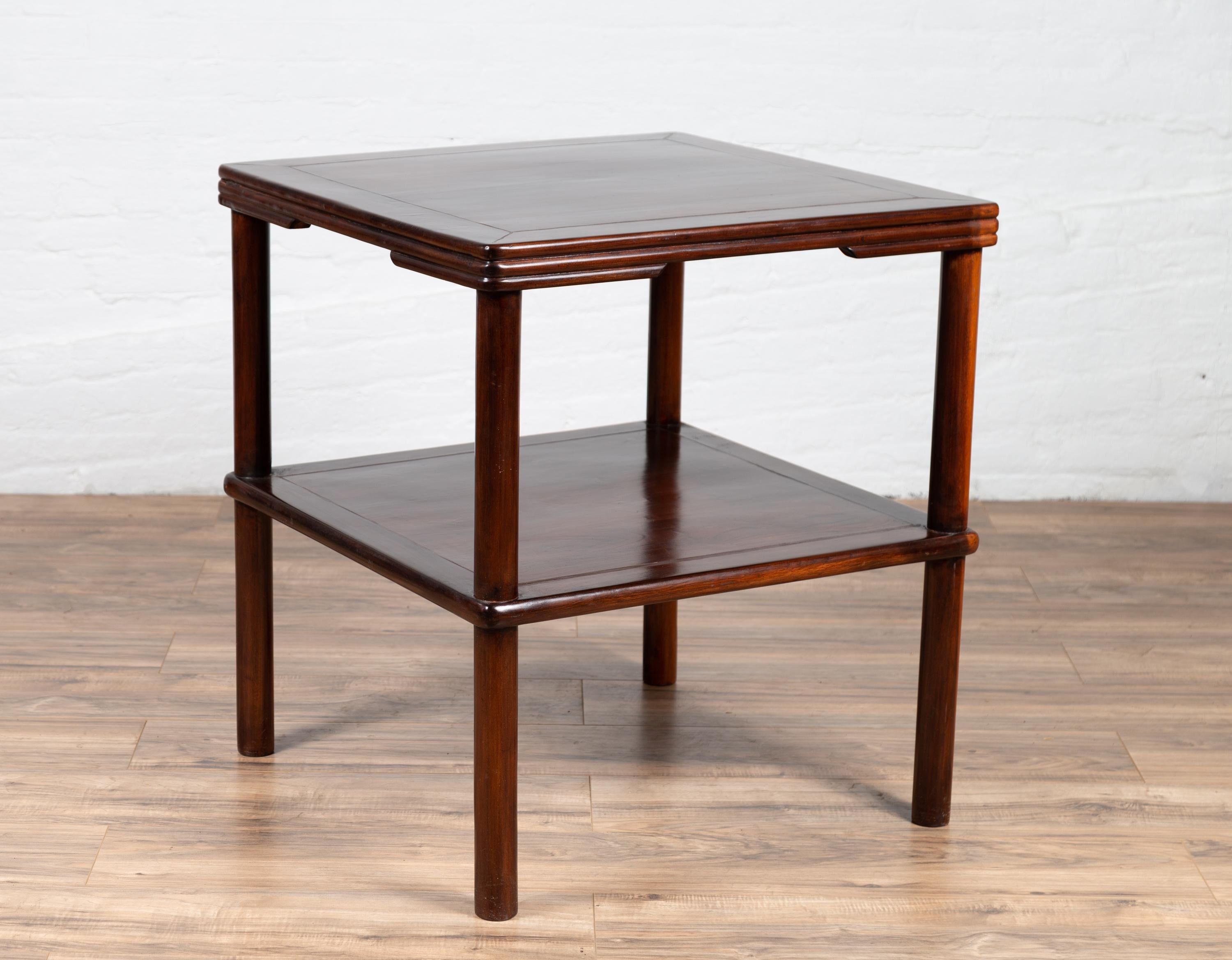 Quadratischer Vintage-Beistelltisch mit Schilf-Akzenten, niedrigem Regal und zylindrischen Beinen im Angebot 3