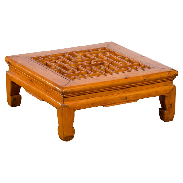 Table de prière basse en bois d'orme de style chinois vintage de la  dynastie Ming avec plateau chantourné En vente sur 1stDibs