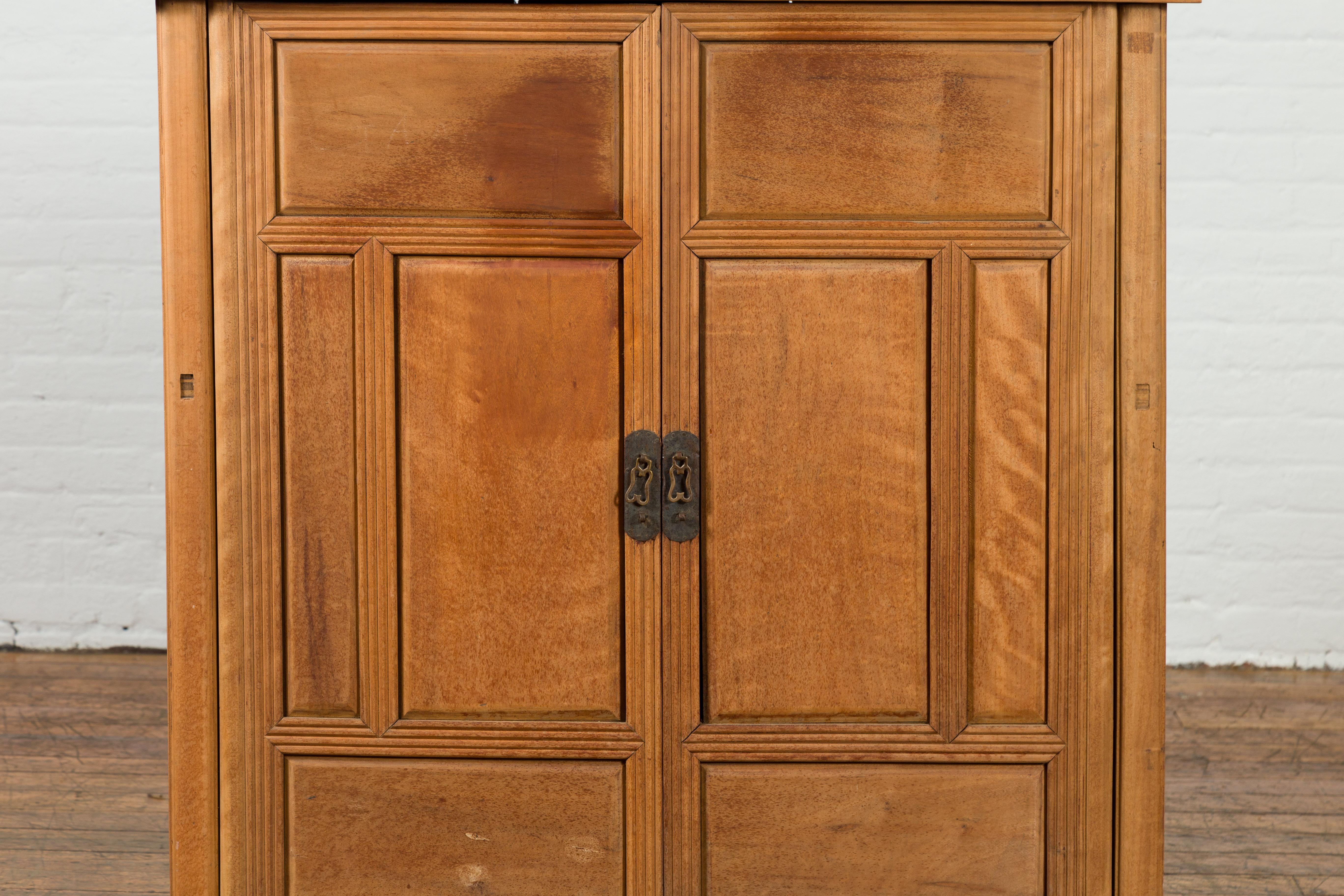 Armoire chinoise vintage en bois naturel avec deux portes et tiroirs cachés en vente 1
