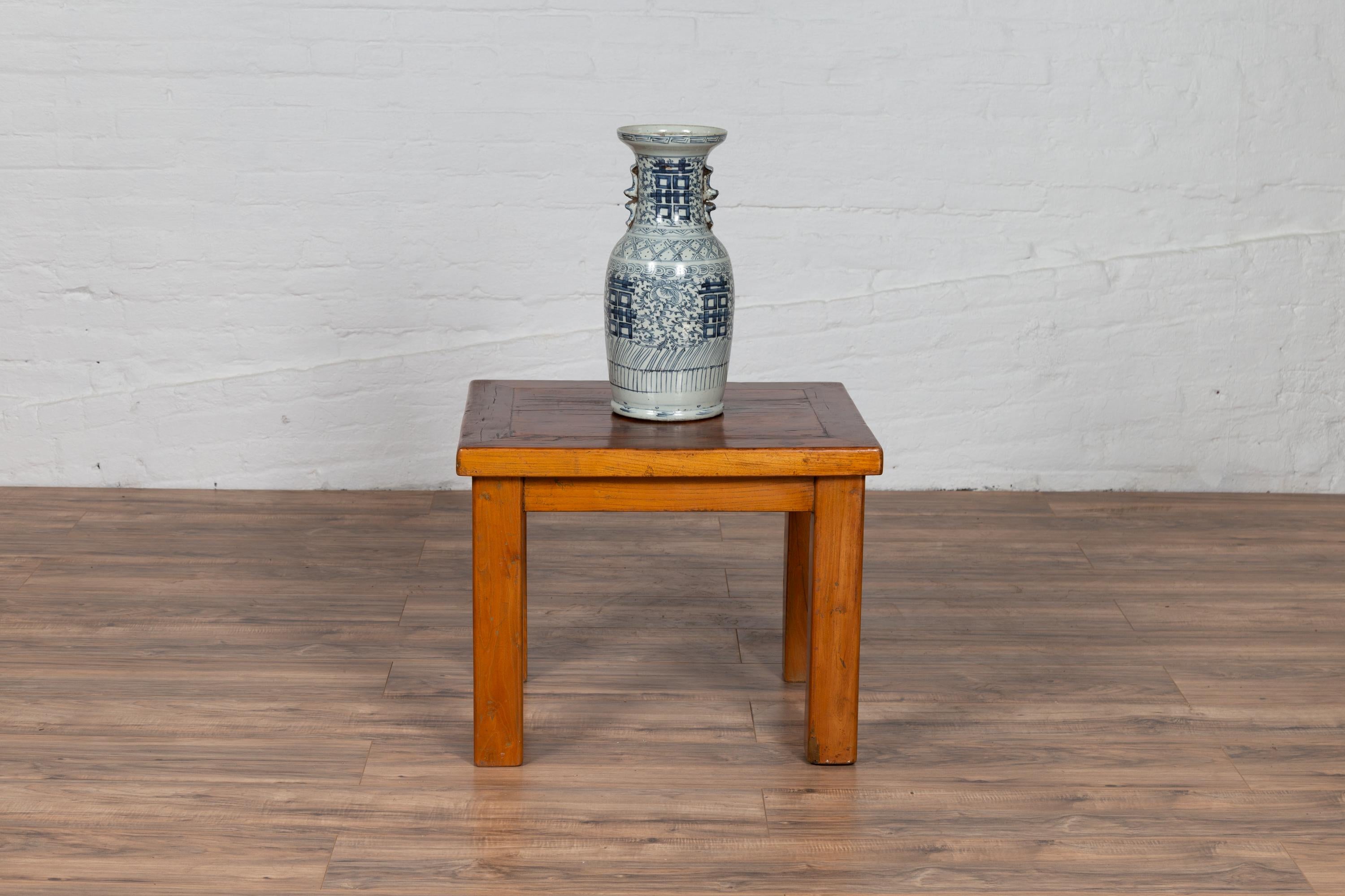 Une table d'appoint vintage en bois naturel avec des pieds carrés et un design contemporain. Cette table d'appoint vintage rustique en bois naturel incarne le mélange parfait de simplicité et d'élégance, ce qui en fait une pièce polyvalente pour