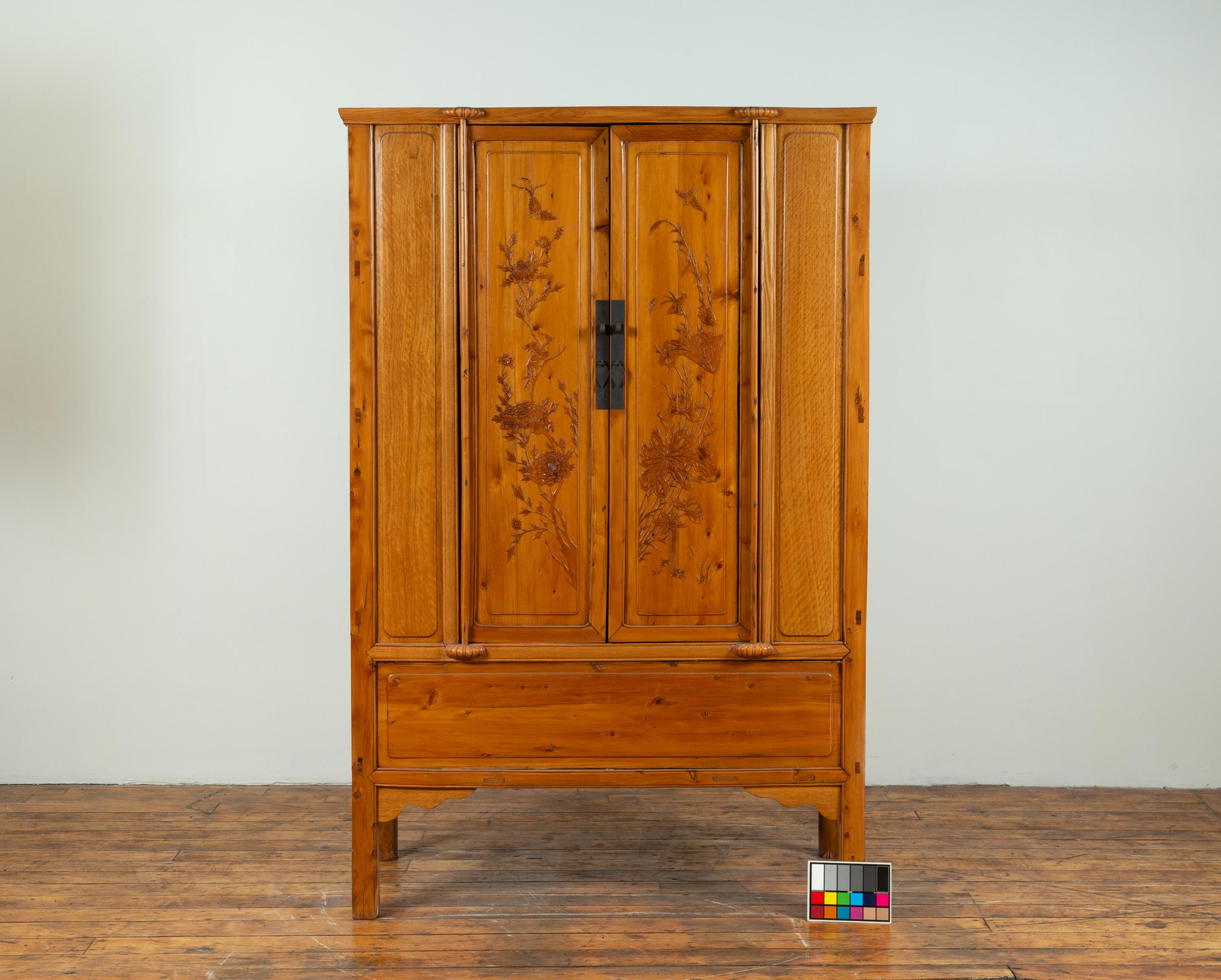 Chinese Vintage Natural Wood Two-Door Cabinet with Floral Décor and Drawers For Sale 13