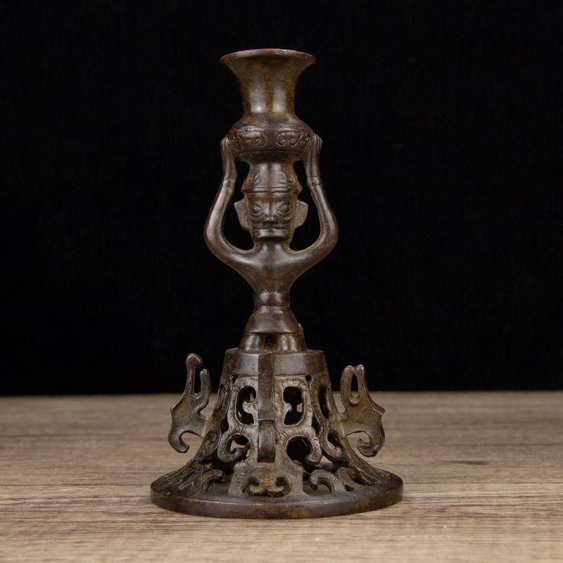 Dieser chinesische Vintage-Kerzenleuchter aus alter Bronze ist ein schönes und historisch bedeutsames Stück. Bronze ist seit Jahrhunderten ein beliebtes MATERIAL in der chinesischen Kunst und Handwerkskunst, und dieser Kerzenhalter ist einzigartig