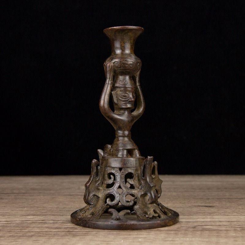 Chinese Vintage Old Bronze Candlestick  In Good Condition For Sale In 景德镇市, CN