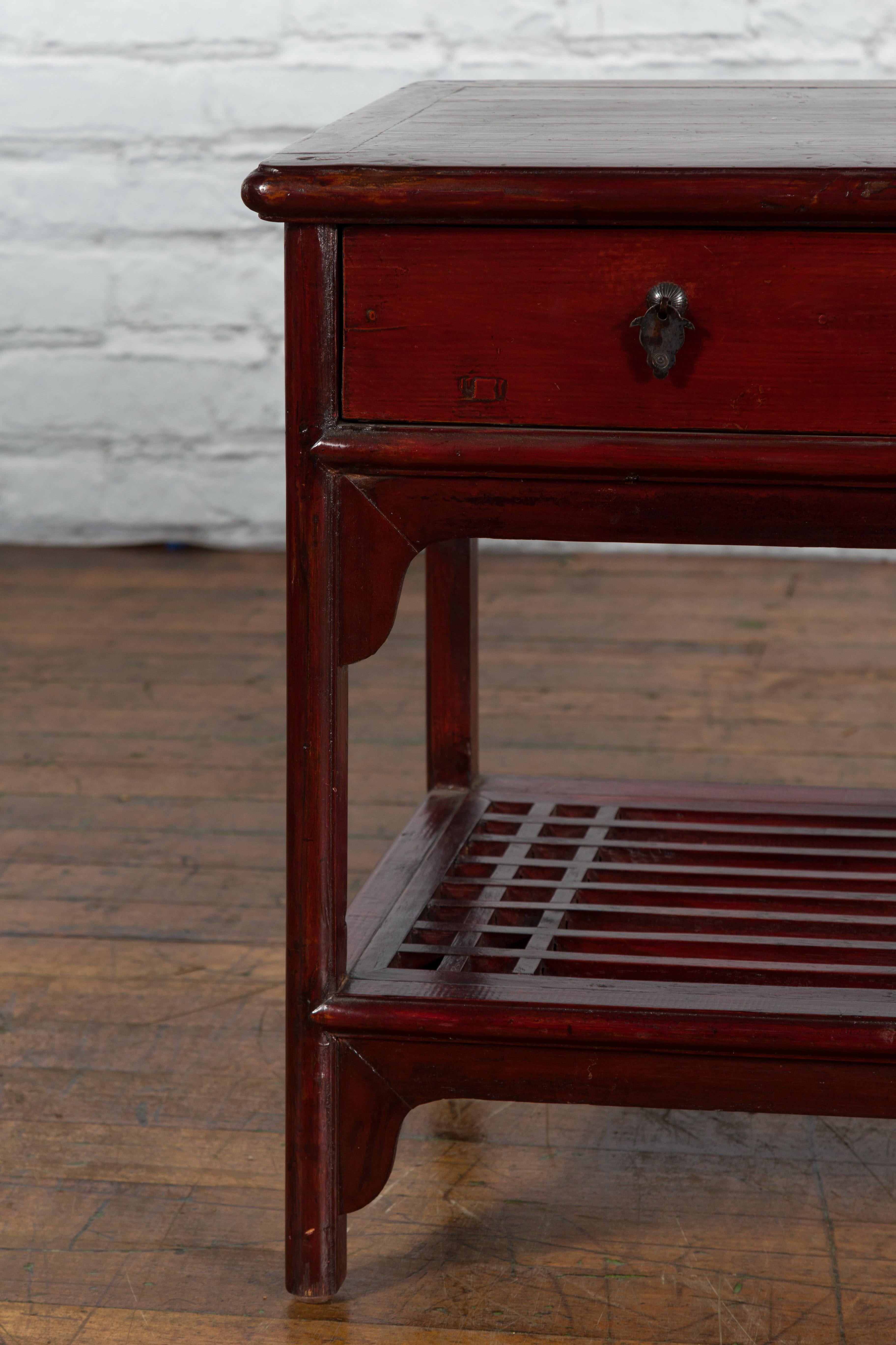 Chinesischer Vintage-Beistelltisch aus Oxblood-Lack mit zwei Schubladen und Lack-Regal im Angebot 4