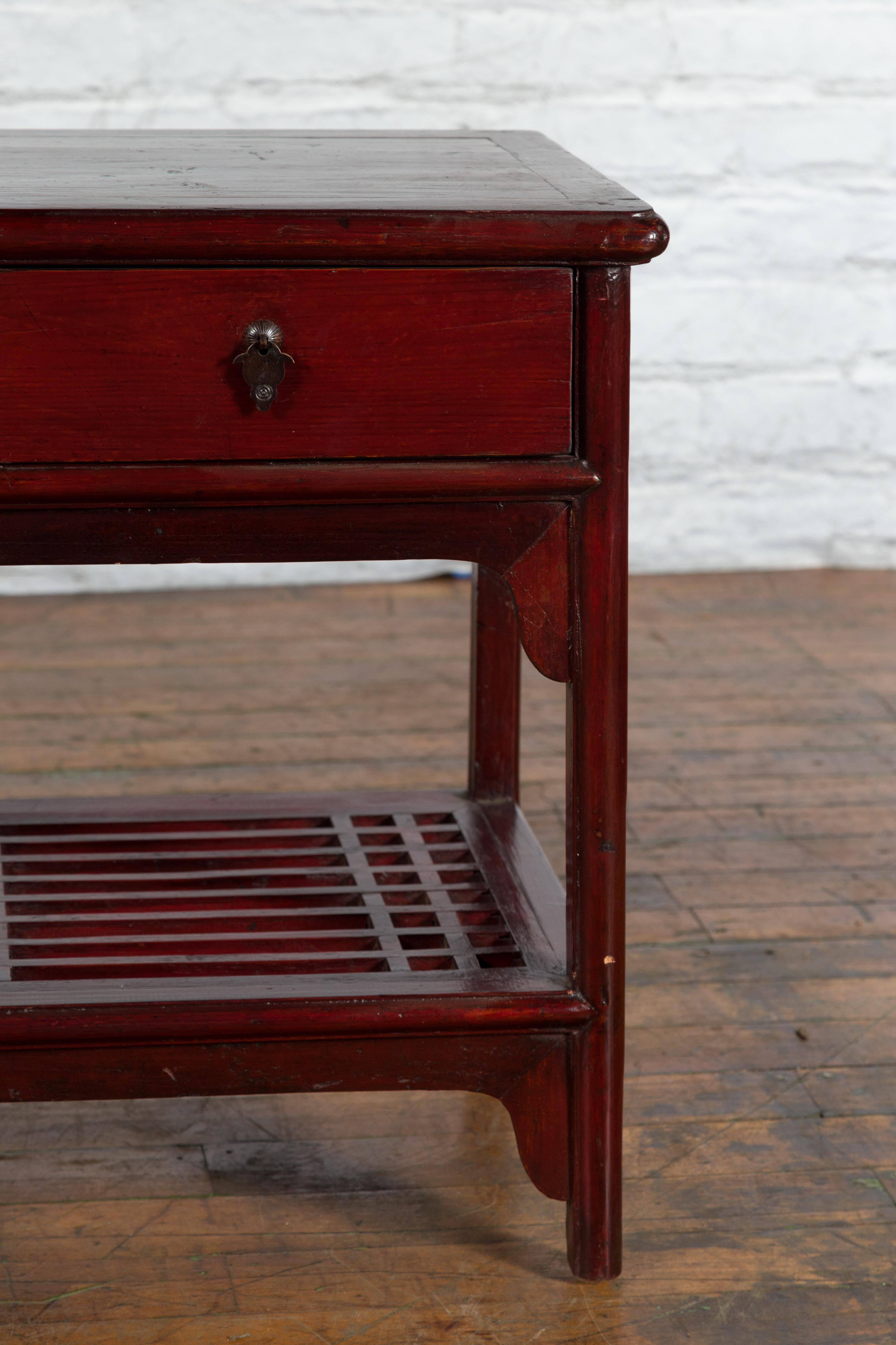 Chinesischer Vintage-Beistelltisch aus Oxblood-Lack mit zwei Schubladen und Lack-Regal im Angebot 5