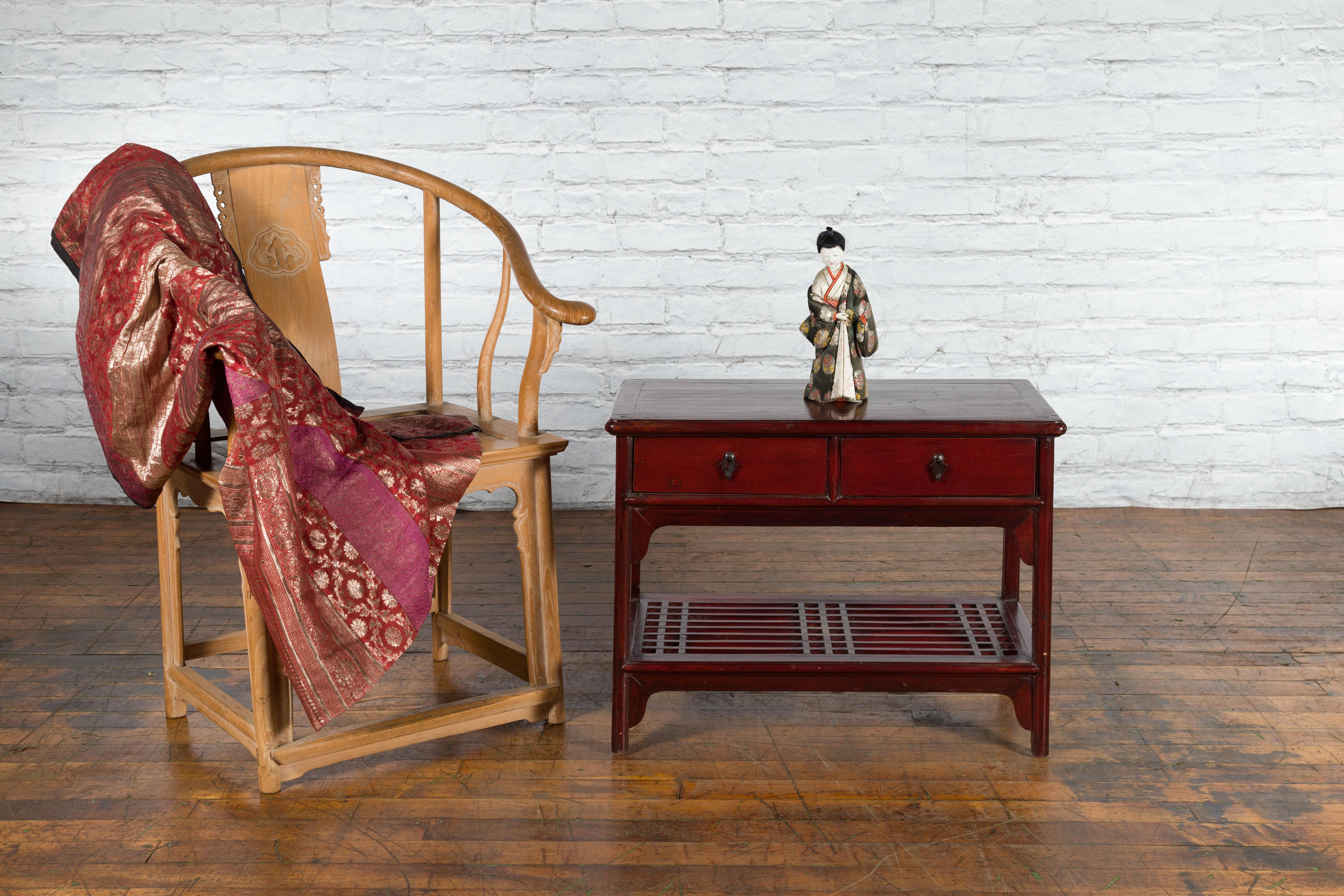 Chinesischer Vintage-Beistelltisch aus Oxblood-Lack mit zwei Schubladen und Lack-Regal (Laubsägearbeit) im Angebot