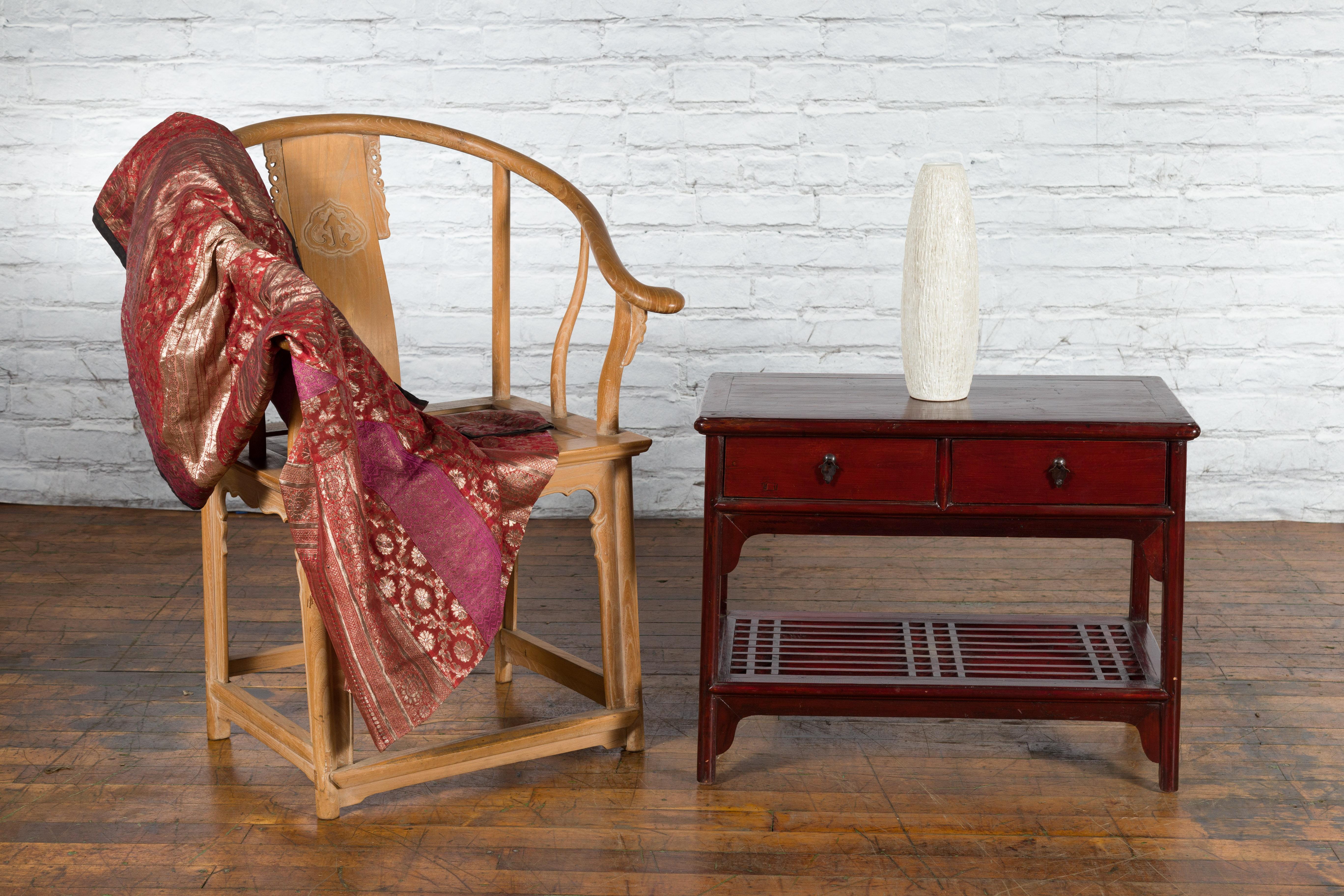 Chinesischer Vintage-Beistelltisch aus Oxblood-Lack mit zwei Schubladen und Lack-Regal im Zustand „Gut“ im Angebot in Yonkers, NY