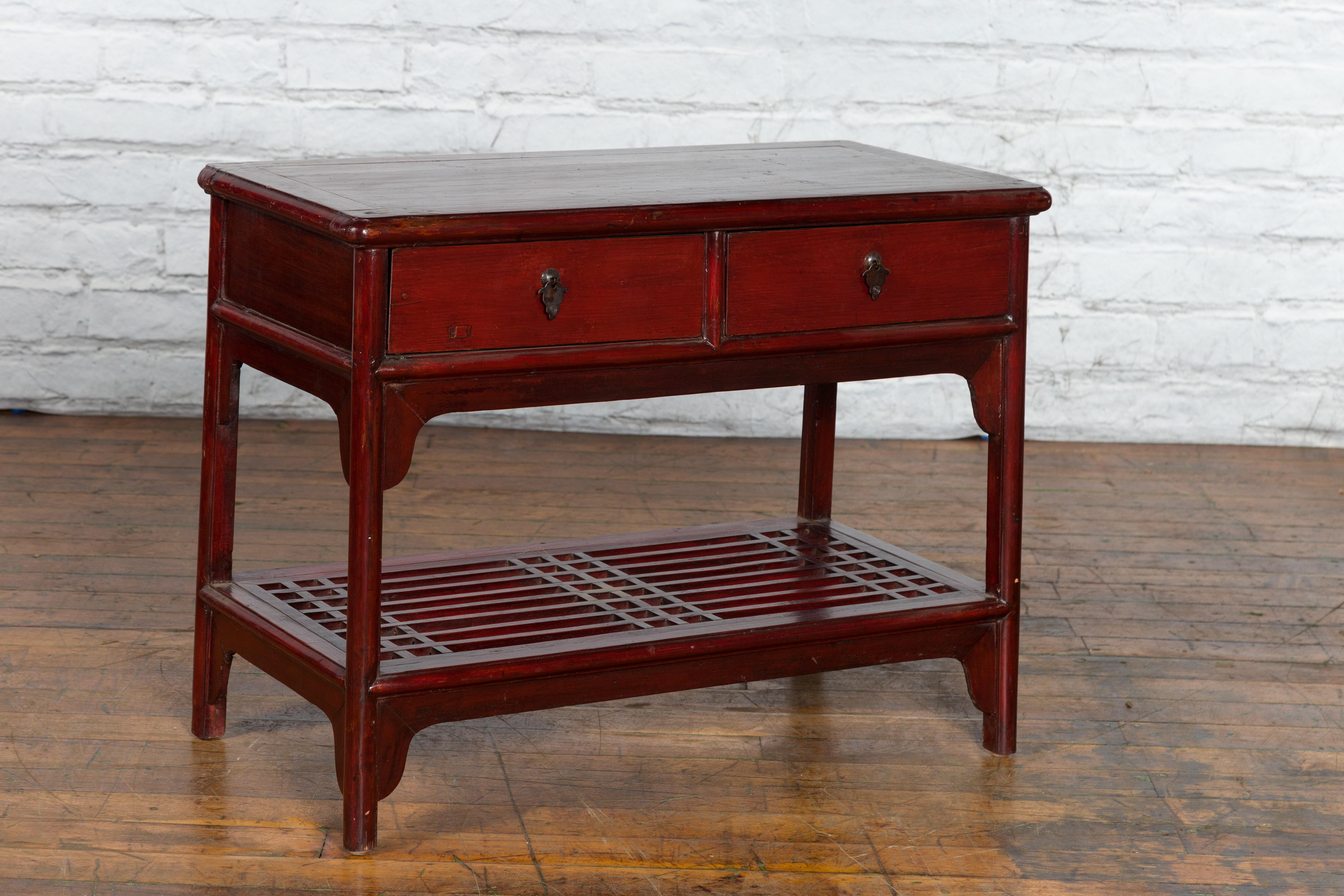 Chinesischer Vintage-Beistelltisch aus Oxblood-Lack mit zwei Schubladen und Lack-Regal (20. Jahrhundert) im Angebot