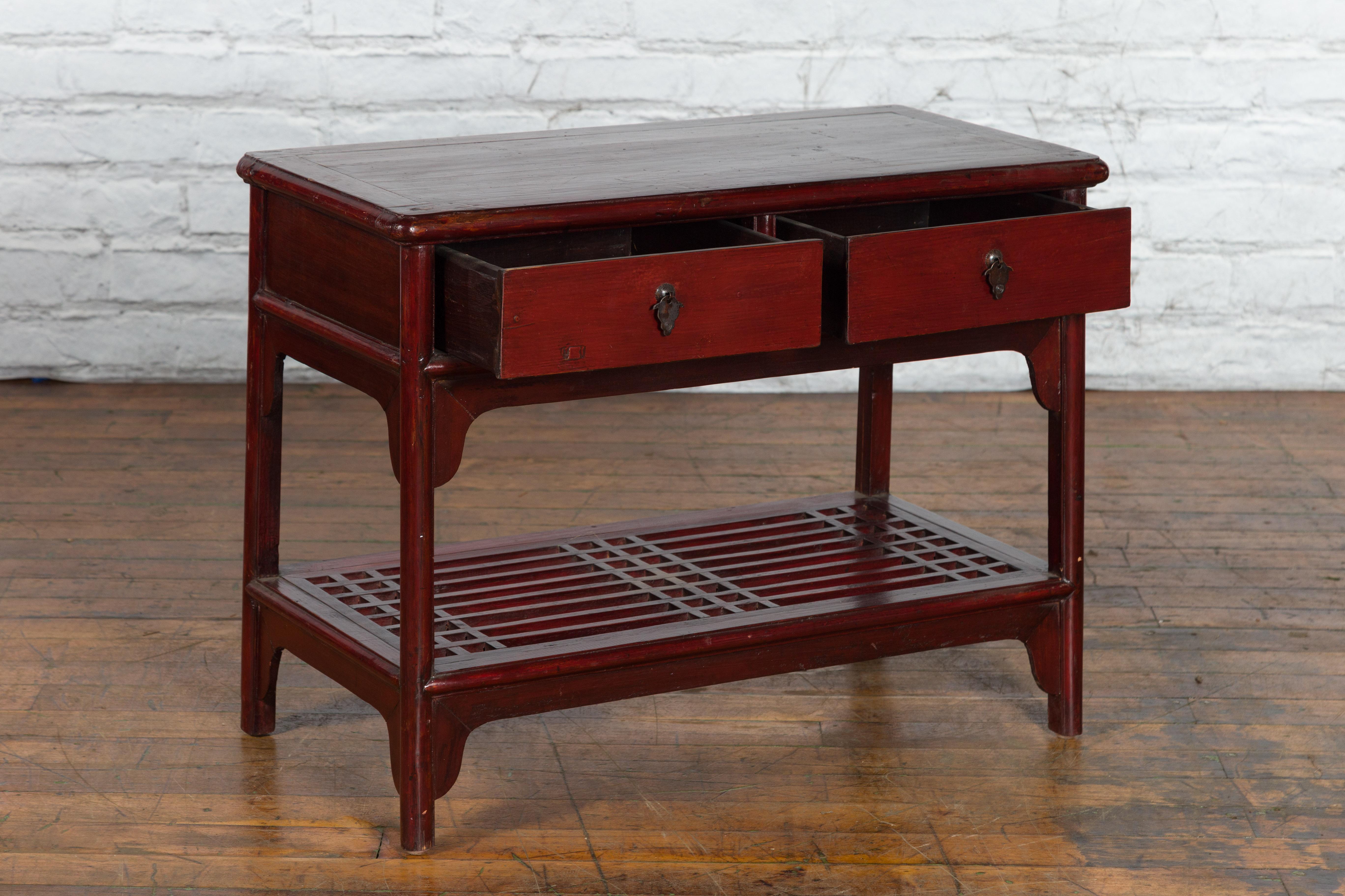 Chinesischer Vintage-Beistelltisch aus Oxblood-Lack mit zwei Schubladen und Lack-Regal (Holz) im Angebot