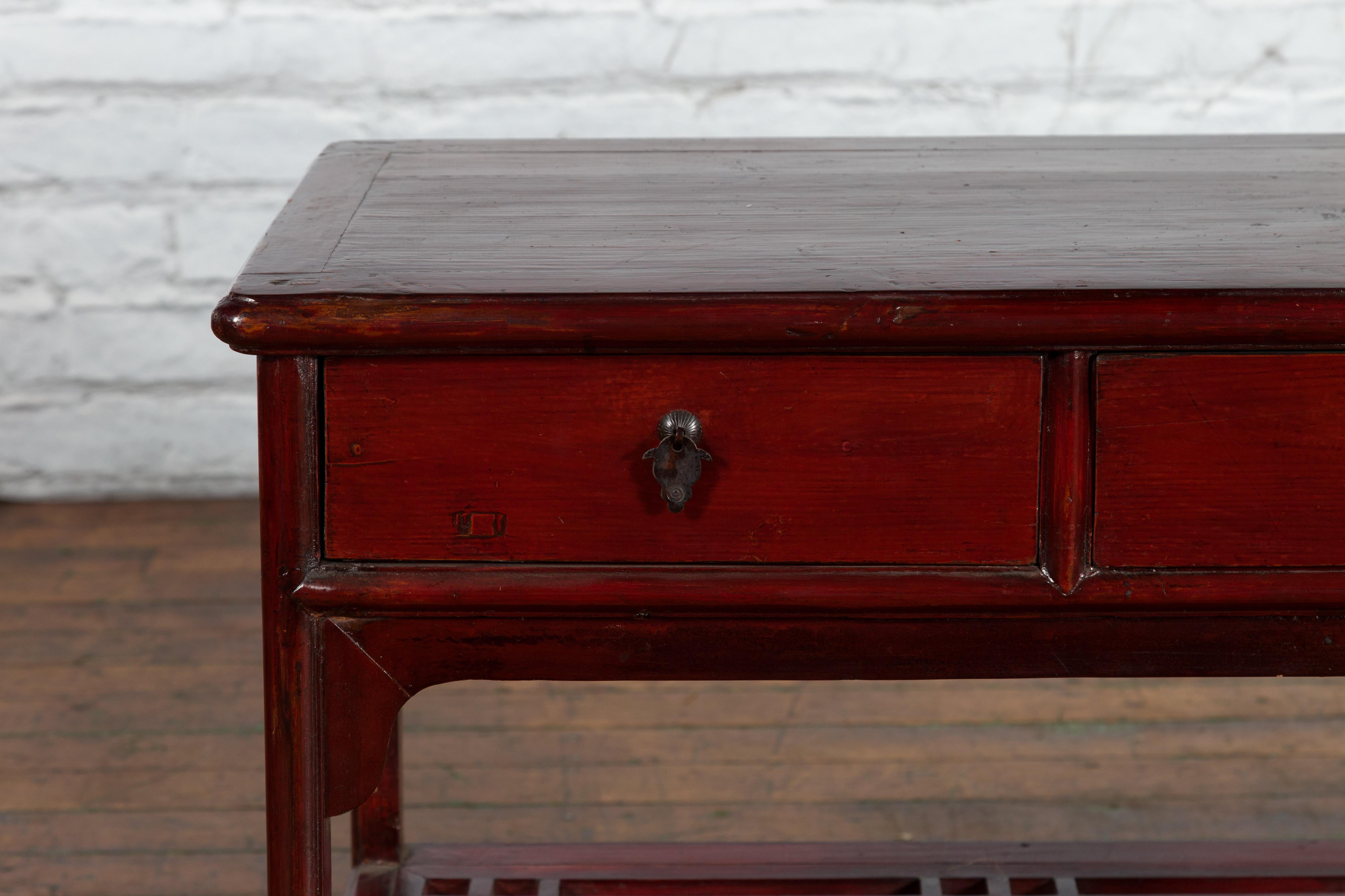 Chinesischer Vintage-Beistelltisch aus Oxblood-Lack mit zwei Schubladen und Lack-Regal im Angebot 1