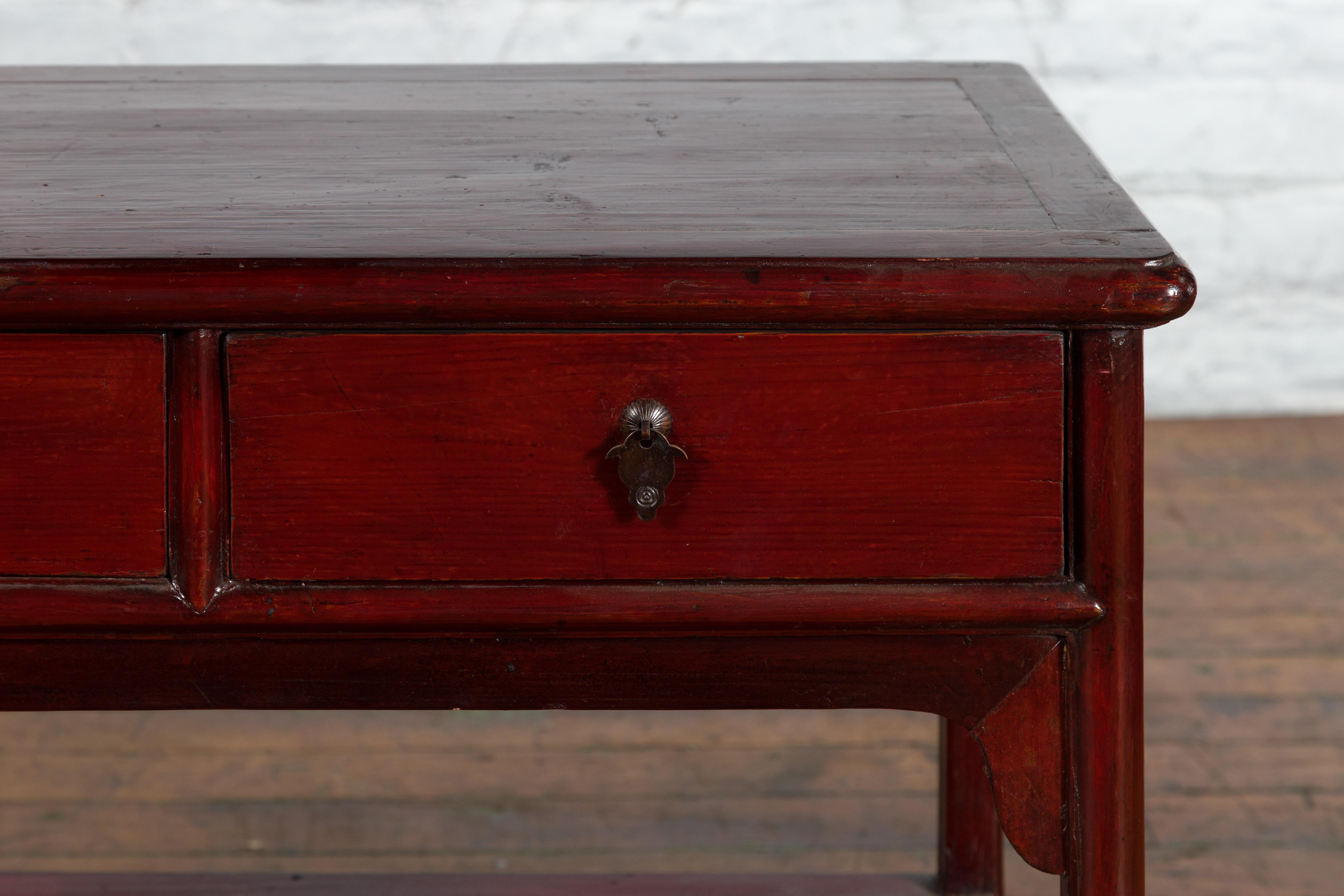 Chinesischer Vintage-Beistelltisch aus Oxblood-Lack mit zwei Schubladen und Lack-Regal im Angebot 2