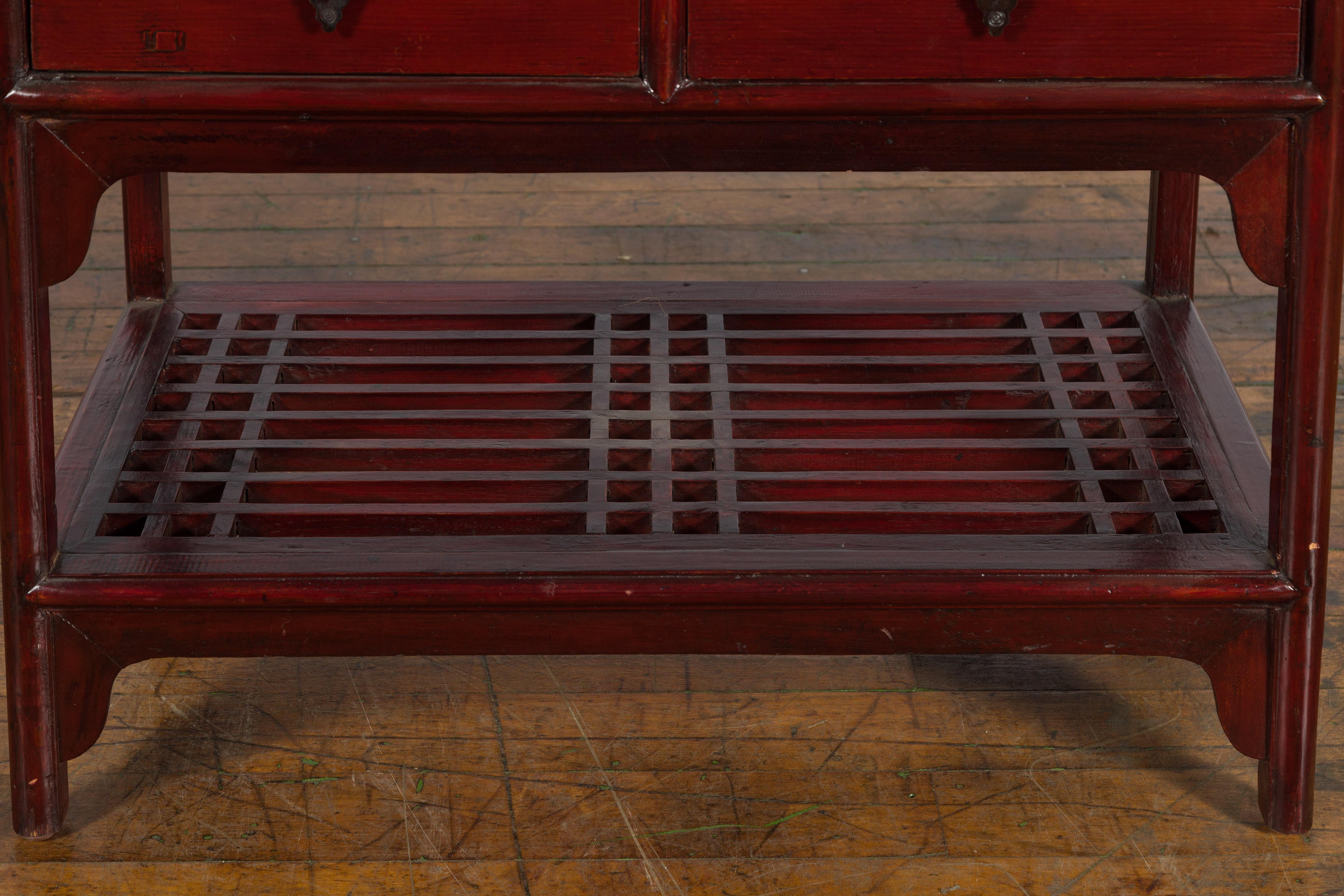 Chinesischer Vintage-Beistelltisch aus Oxblood-Lack mit zwei Schubladen und Lack-Regal im Angebot 3