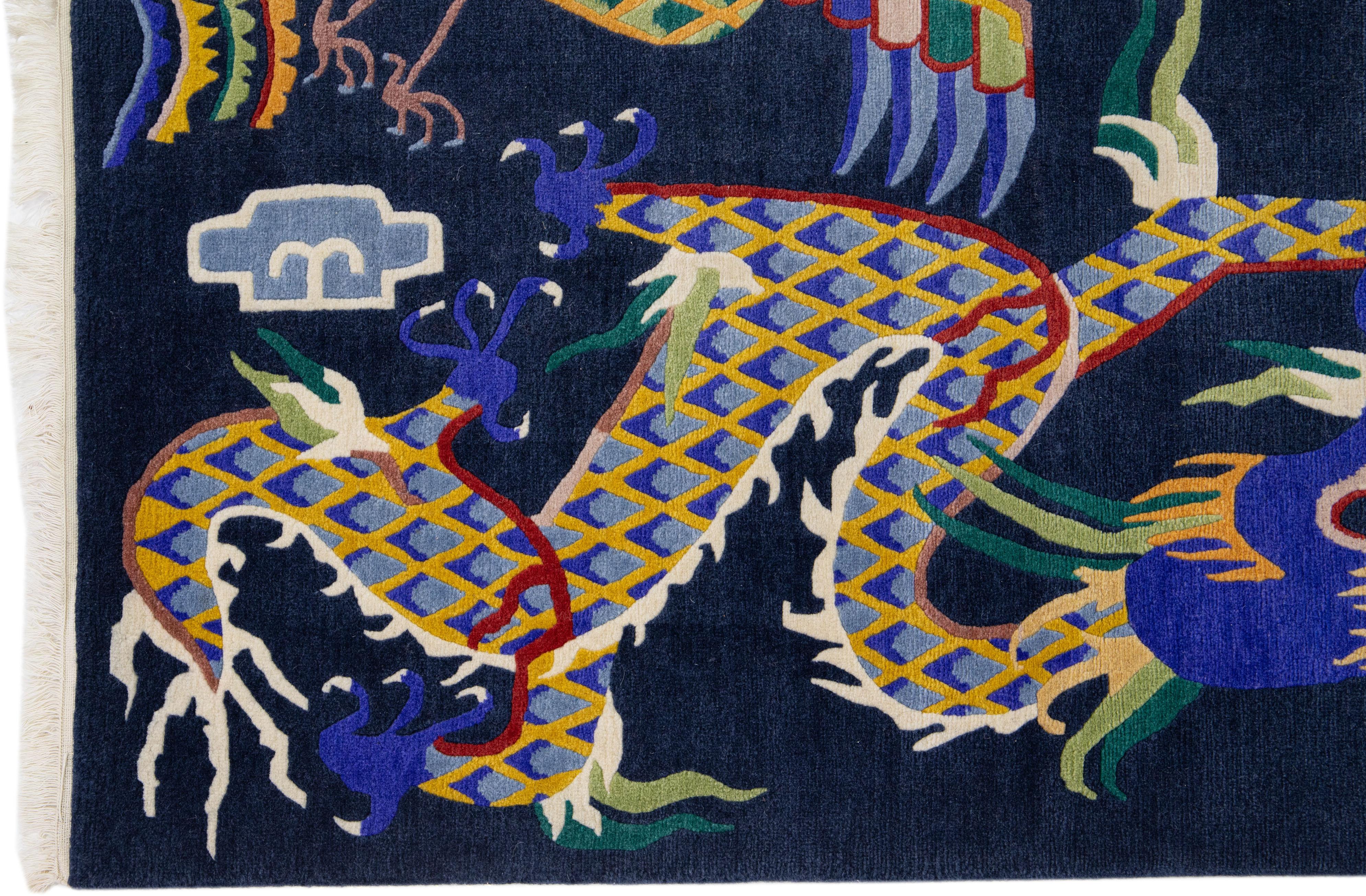 Magnifique tapis chinois ancien en laine nouée à la main, avec un champ bleu marine et des accents multicolores sur l'ensemble du motif traditionnel du dragon chinois. 

Ce tapis mesure 3'1