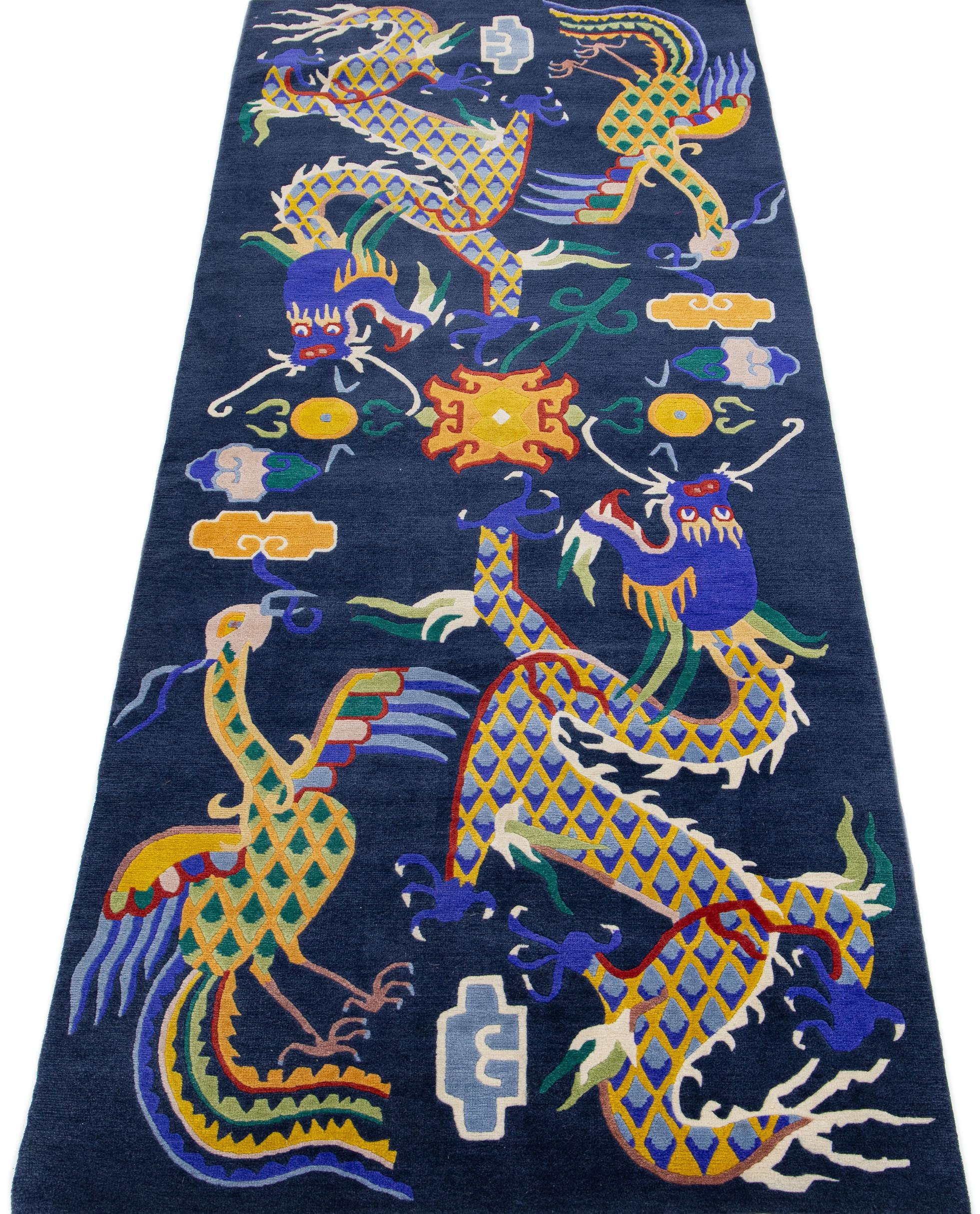Chippendale chinois Tapis en laine bleu pékinois vintage fait à la main avec motif de dragon multicolore en vente