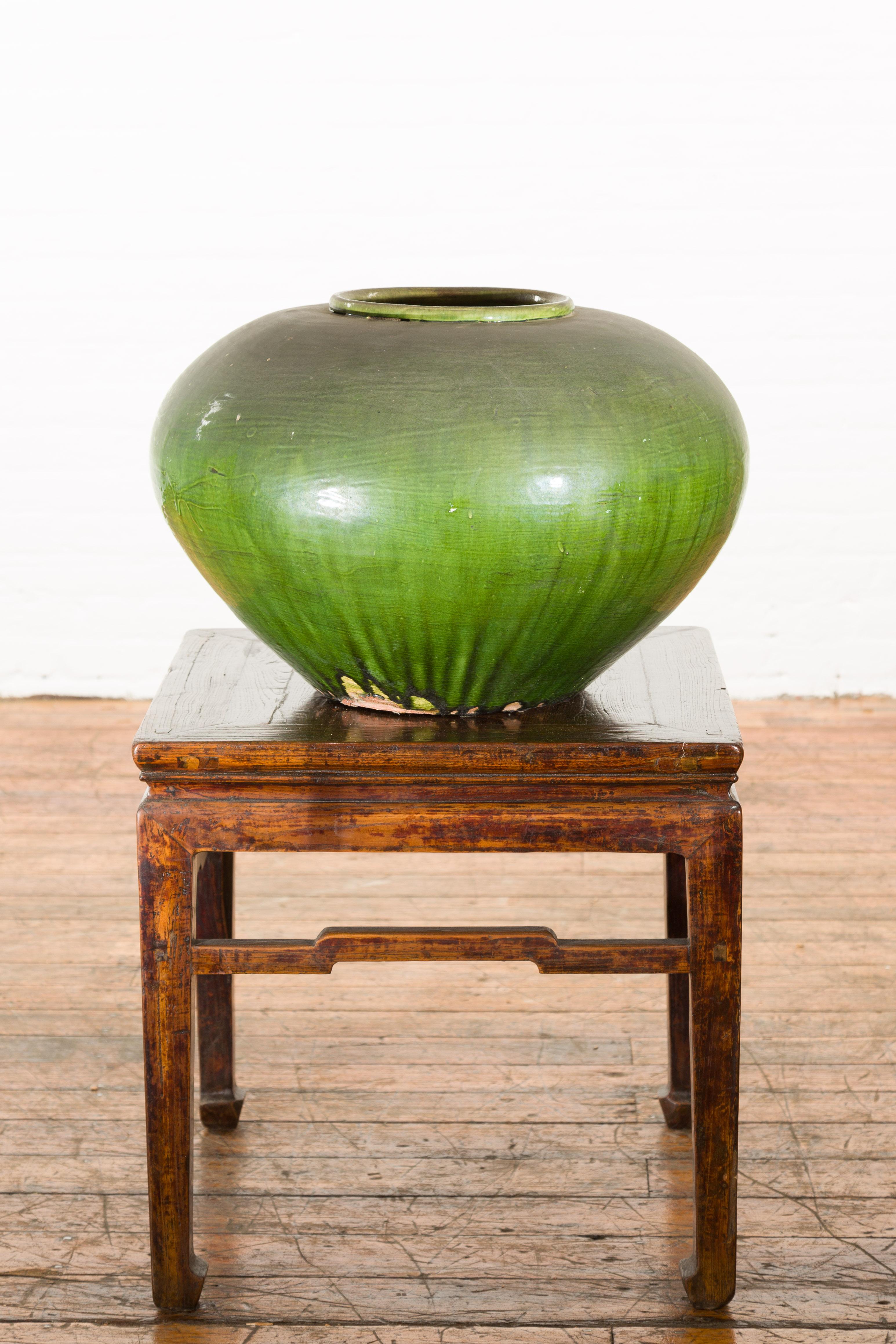 Low-Squat-Pflanzgefäß aus chinesischem Vintage-Porzellan mit Verde-Glasur und gealterter Patina im Angebot 6