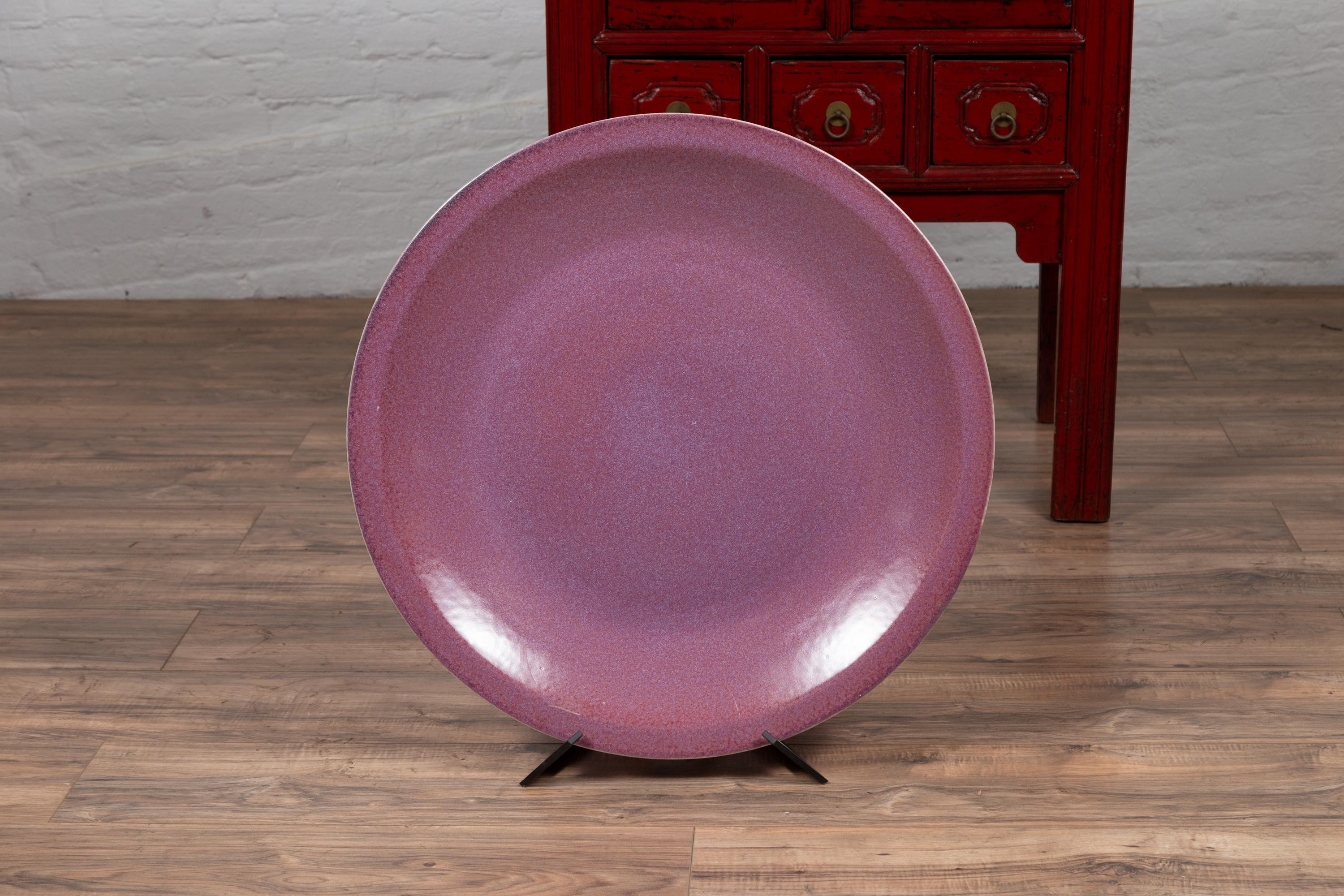 Assiette de présentation chinoise en céramique violette de la seconde moitié du 20e siècle. Nous avons deux plaques de charge disponibles, dont le prix et la vente sont individuels. Née en Chine dans les années 1980, cette élégante assiette de