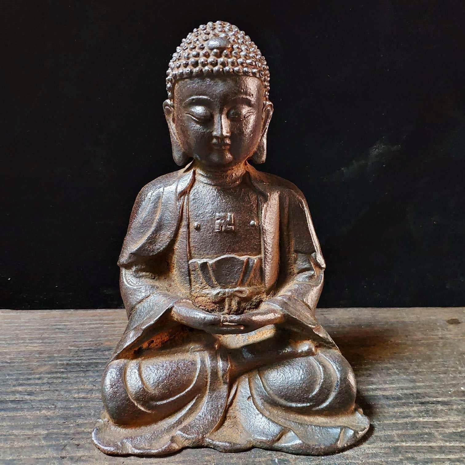 Dies ist eine schöne chinesische Vintage Rare Iron Zazen Buddha-Statue.

Zazen ist eine Form der sitzenden Meditation, die in der Tradition des Zen-Buddhismus praktiziert wird. Dazu gehört das Sitzen in einer bestimmten Haltung mit konzentriertem