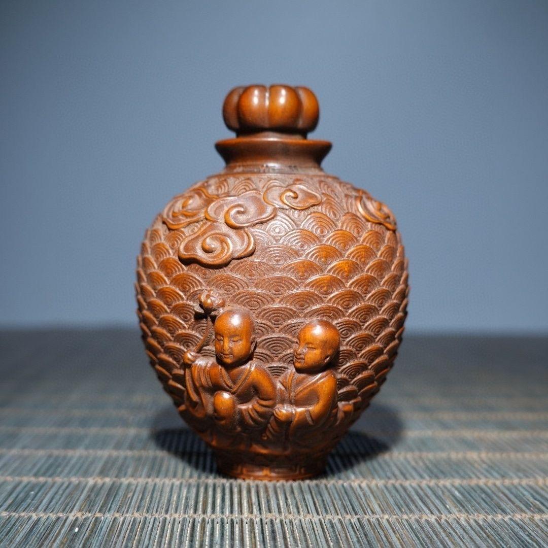 Ésta es una hermosa Botella de Rapé China Vintage de Madera Tallada Auspiciosa de Nubes Infantiles. Es un objeto de colección con un rico significado cultural y artístico. 

Las botellas de rapé se utilizaban en China durante la dinastía Qing