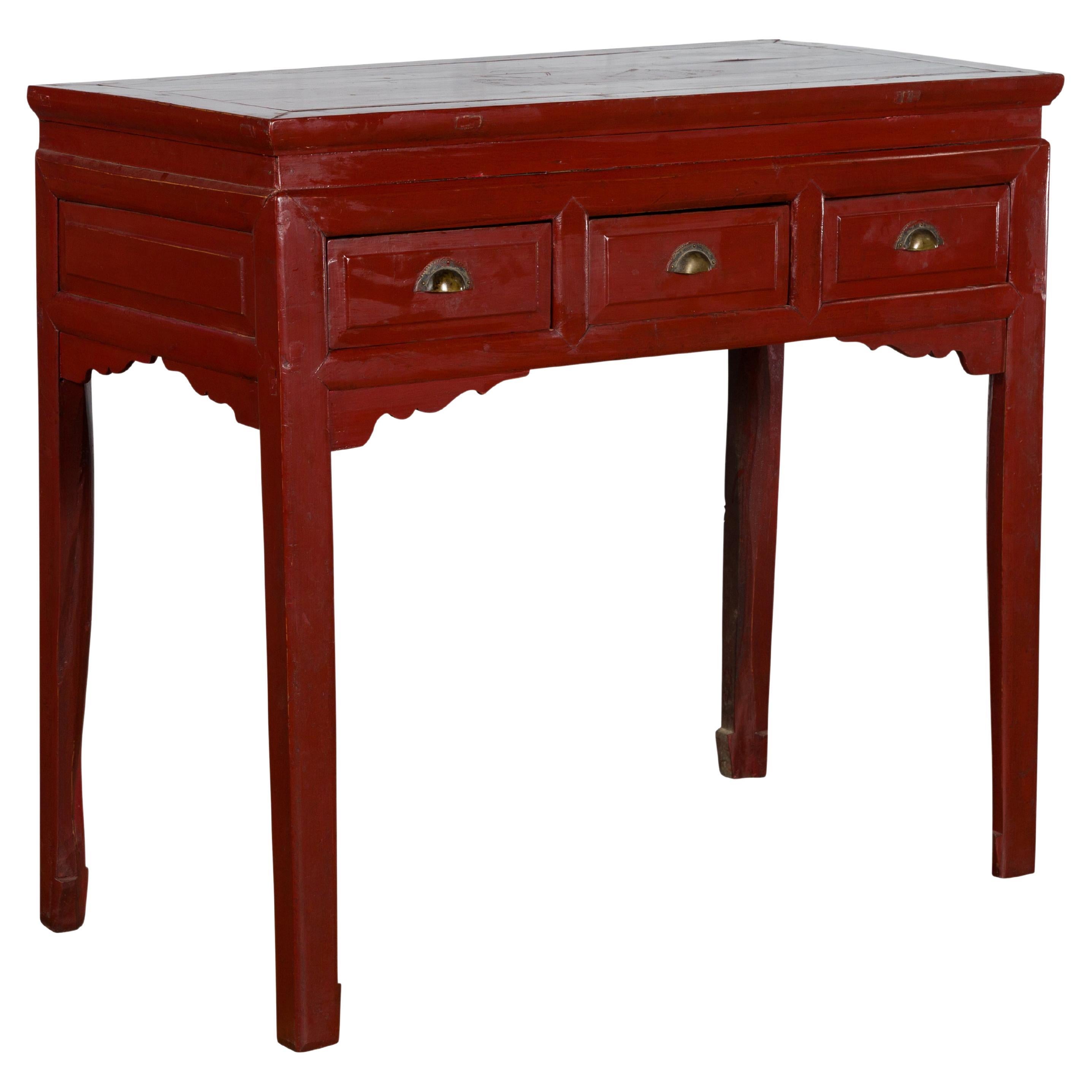 Table console chinoise vintage en laque rouge avec tiroirs et écoinçons sculptés