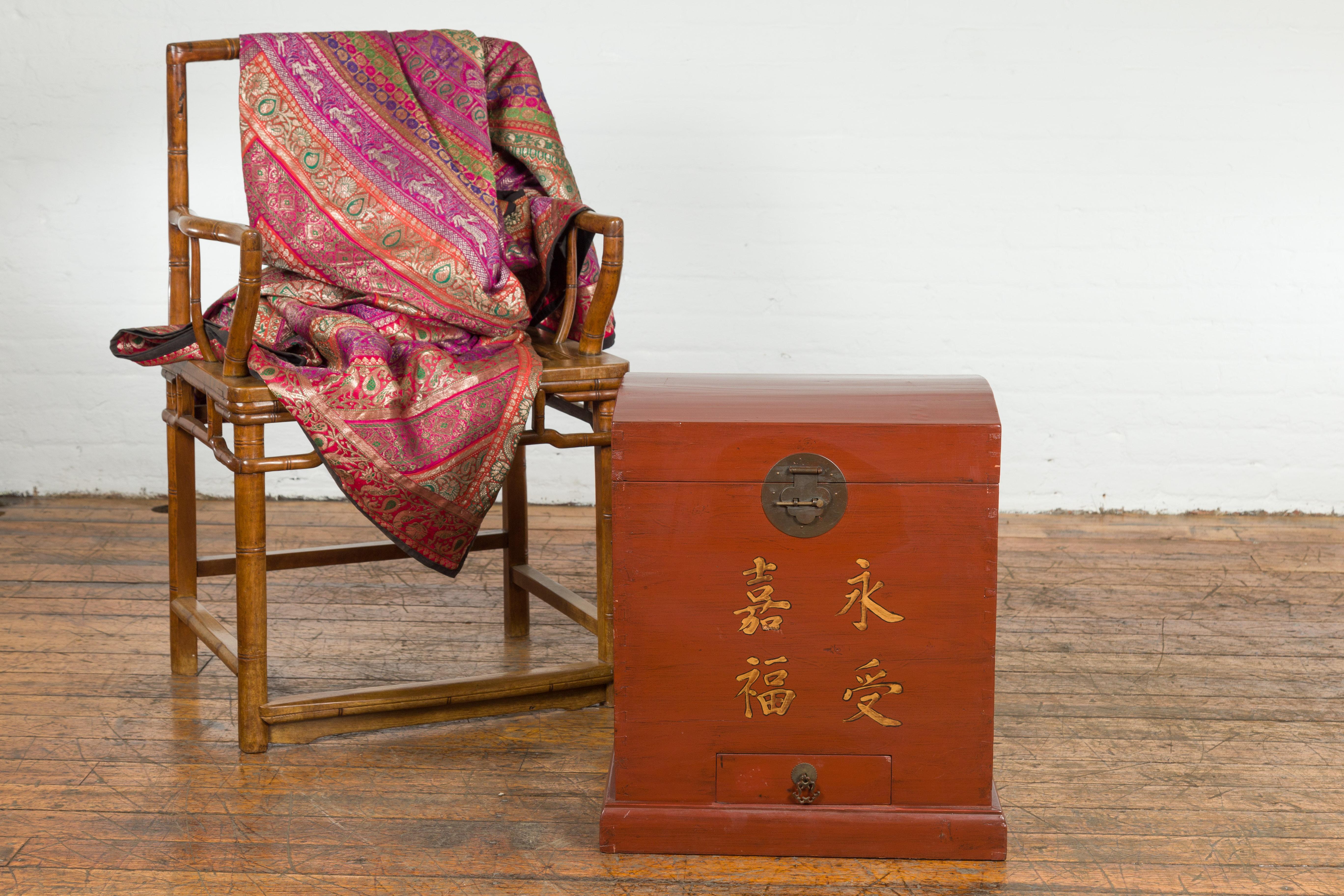 Chinesische Vintage-Hochzeitskommode aus rot lackiertem Lack mit vergoldeter Kalligrafie und Schublade im Zustand „Gut“ im Angebot in Yonkers, NY