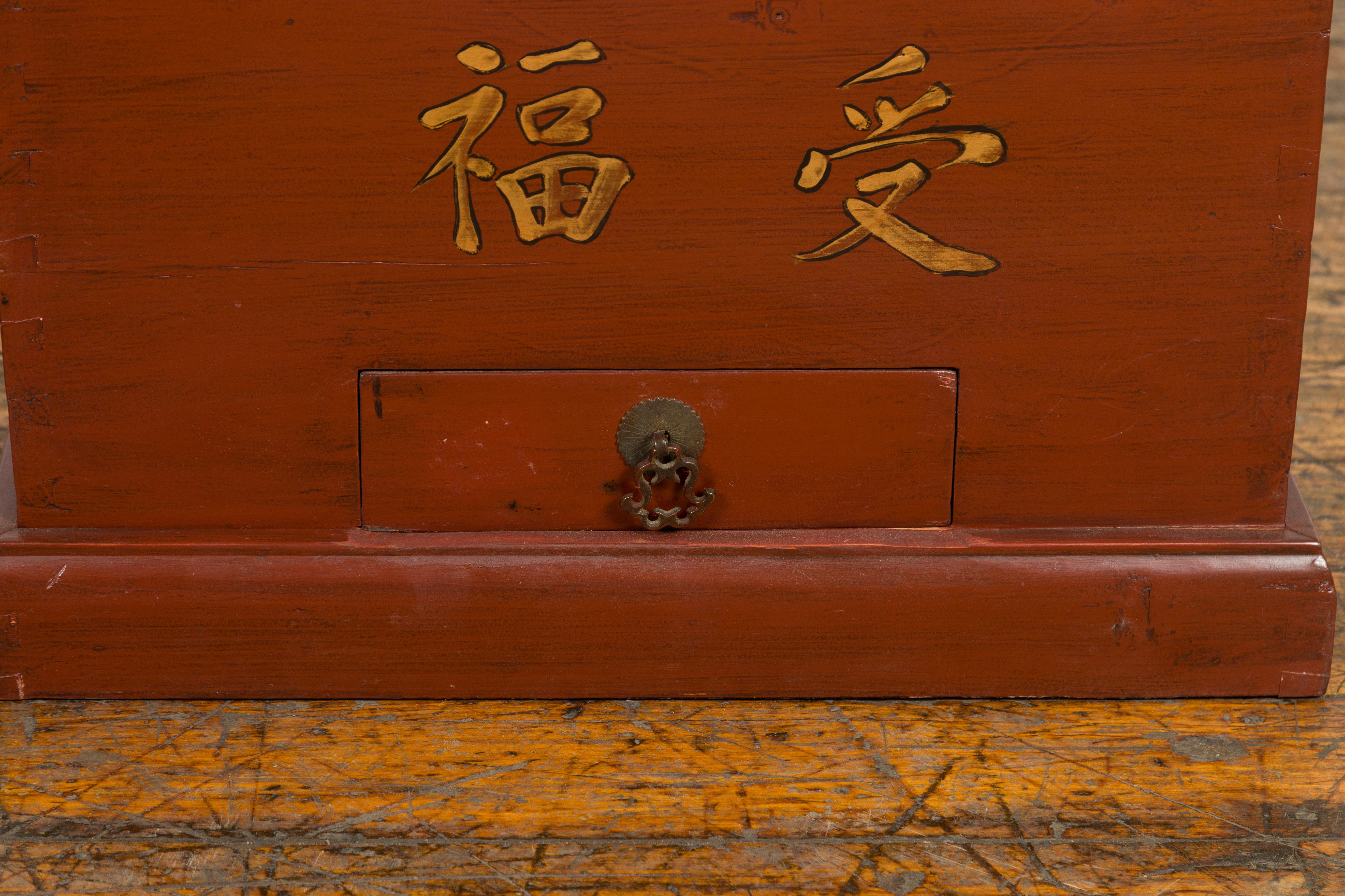 Laiton Commode de mariage chinoise vintage en laque rouge avec calligraphie dorée et tiroir en vente