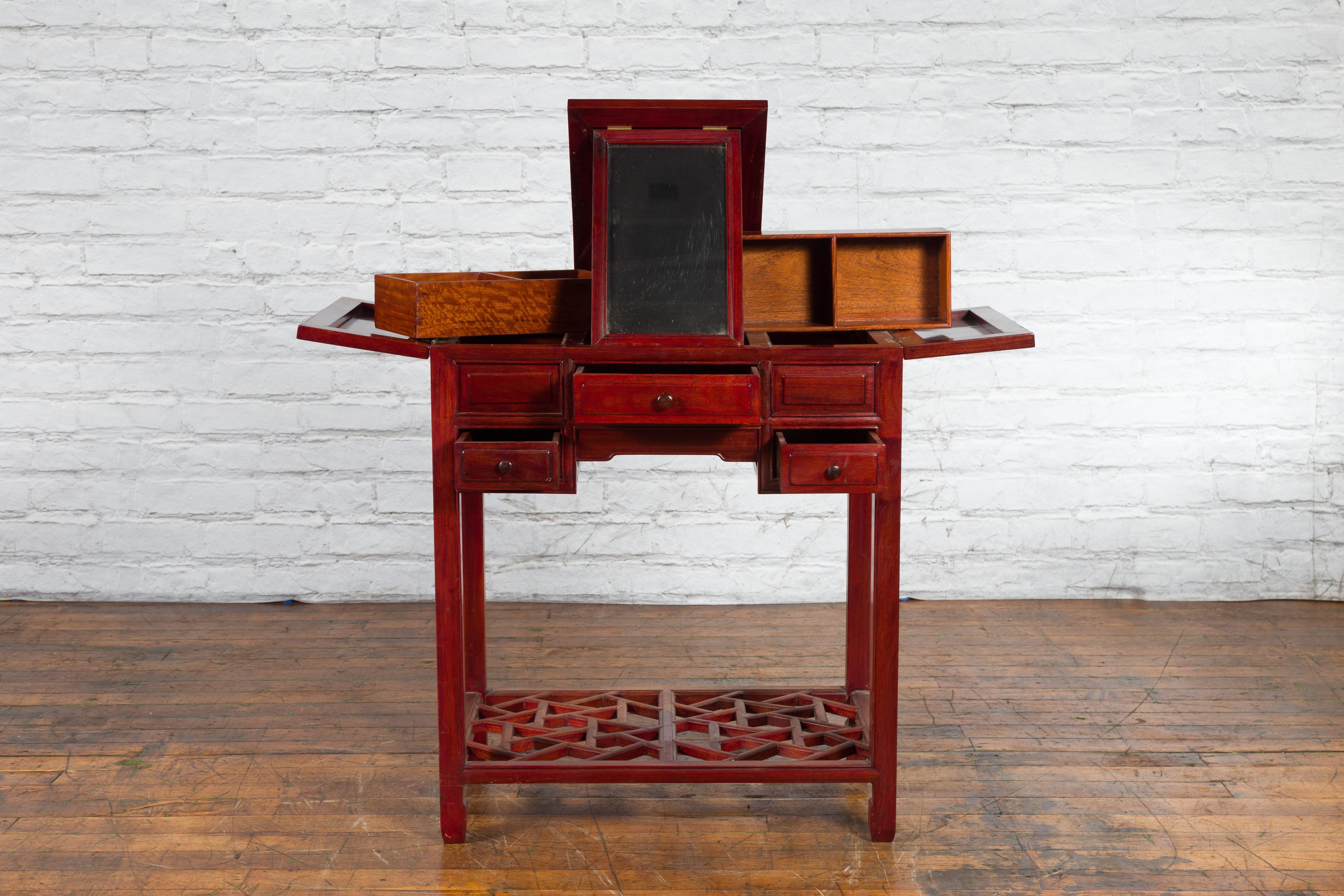 Table de coiffeuse chinoise vintage à trois tiroirs en bois laqué rouge avec miroir pliant en vente 2
