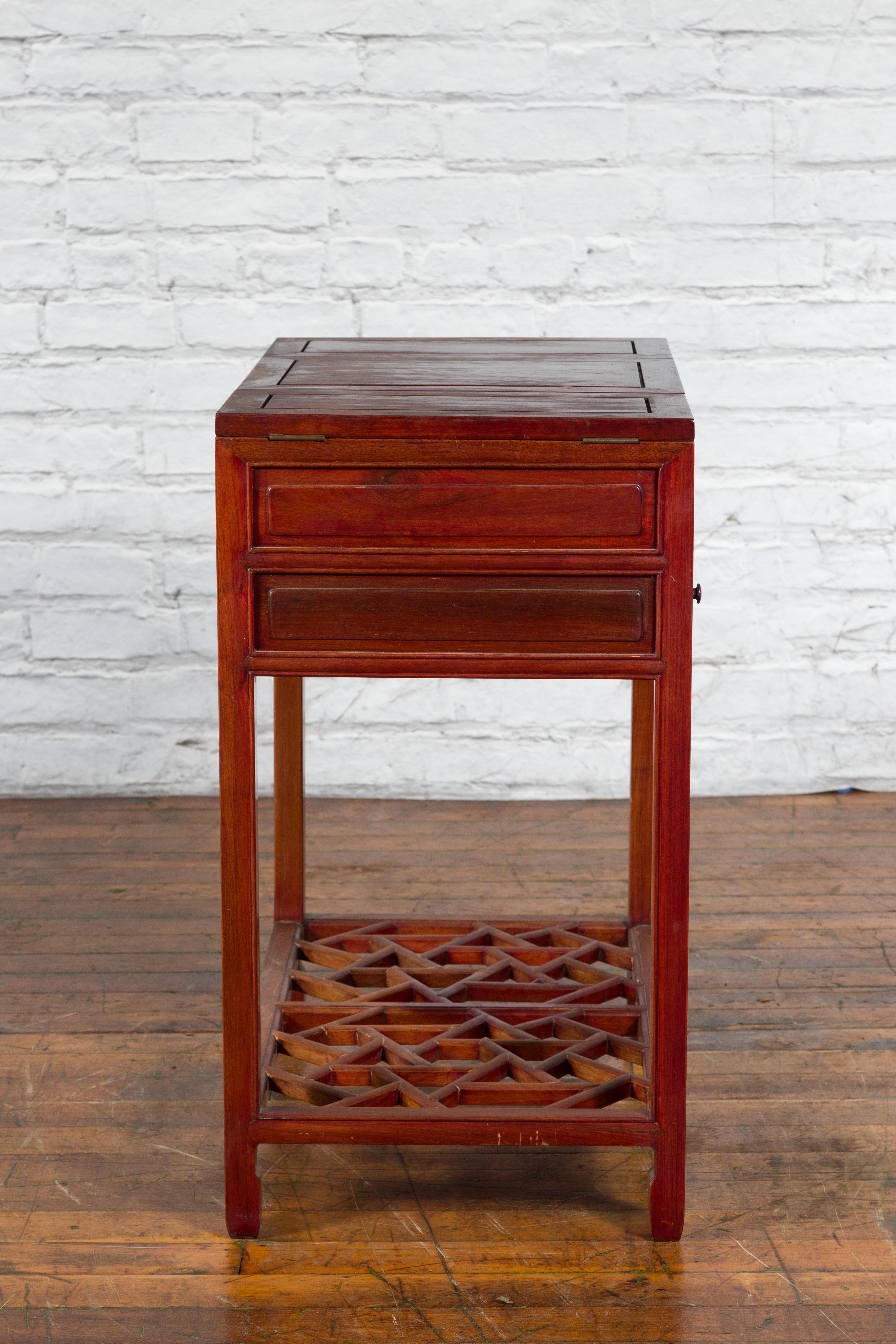 Table de coiffeuse chinoise vintage à trois tiroirs en bois laqué rouge avec miroir pliant en vente 4