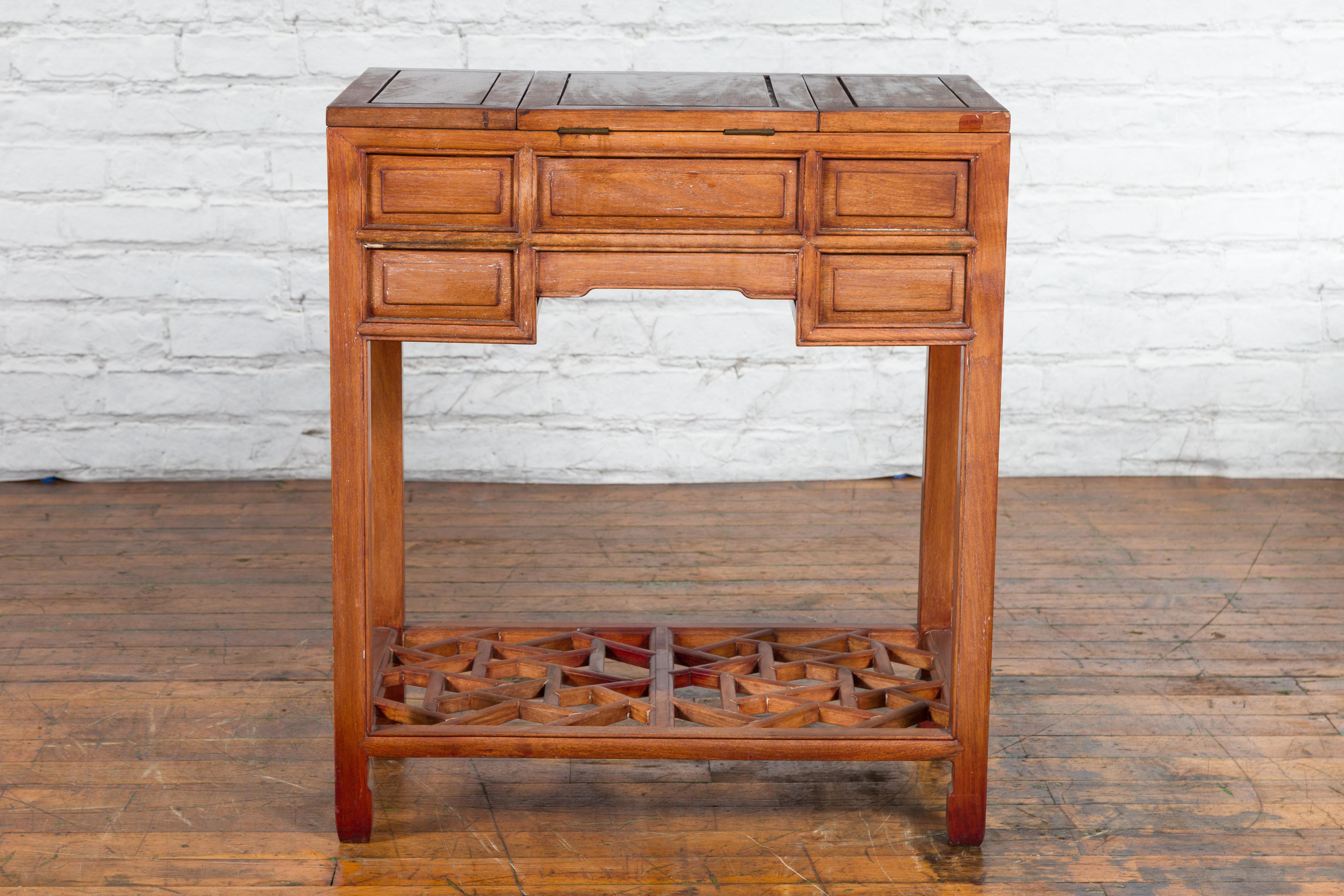 Table de coiffeuse chinoise vintage à trois tiroirs en bois laqué rouge avec miroir pliant en vente 5