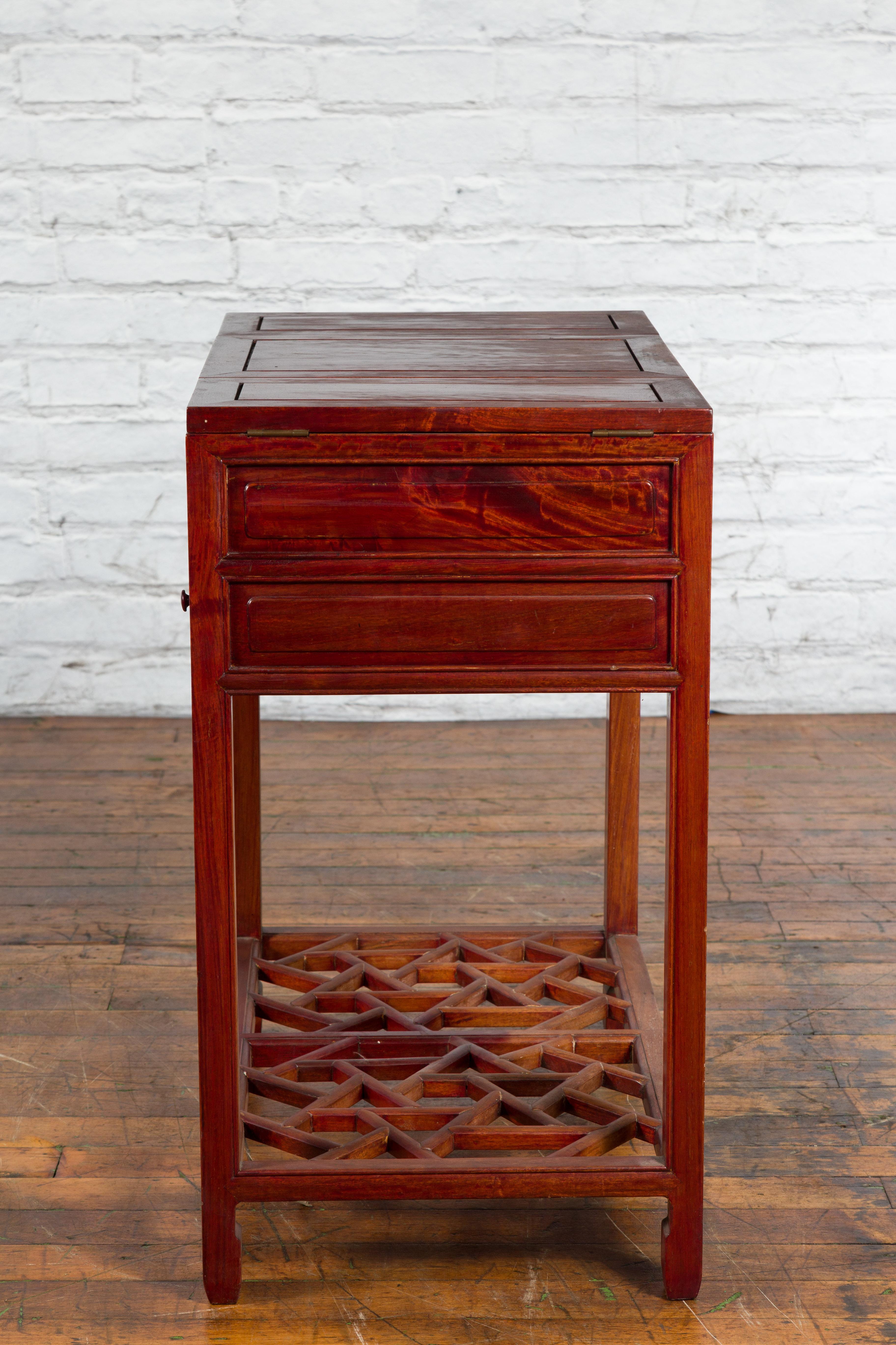 Table de coiffeuse chinoise vintage à trois tiroirs en bois laqué rouge avec miroir pliant en vente 6
