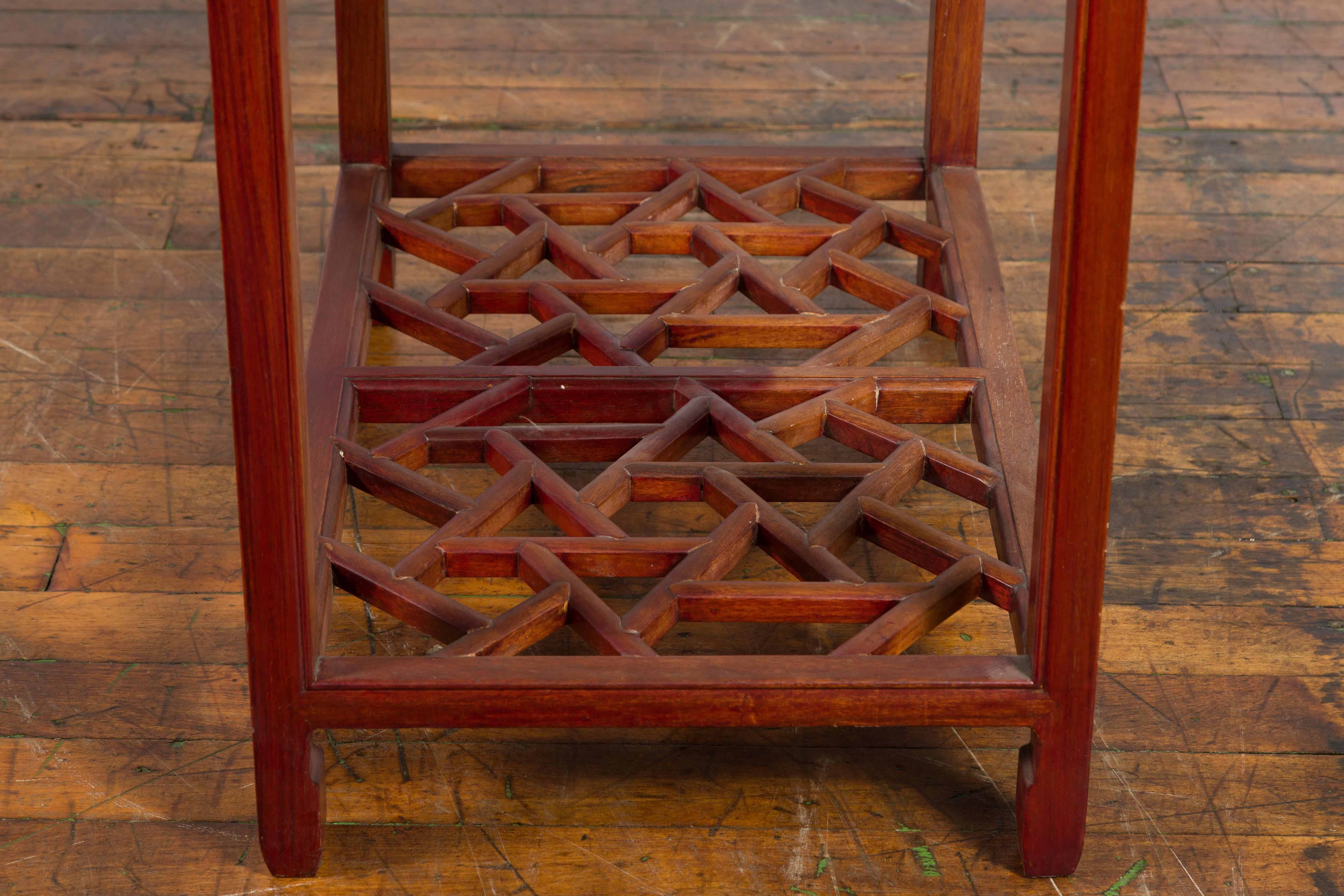 Table de coiffeuse chinoise vintage à trois tiroirs en bois laqué rouge avec miroir pliant en vente 7