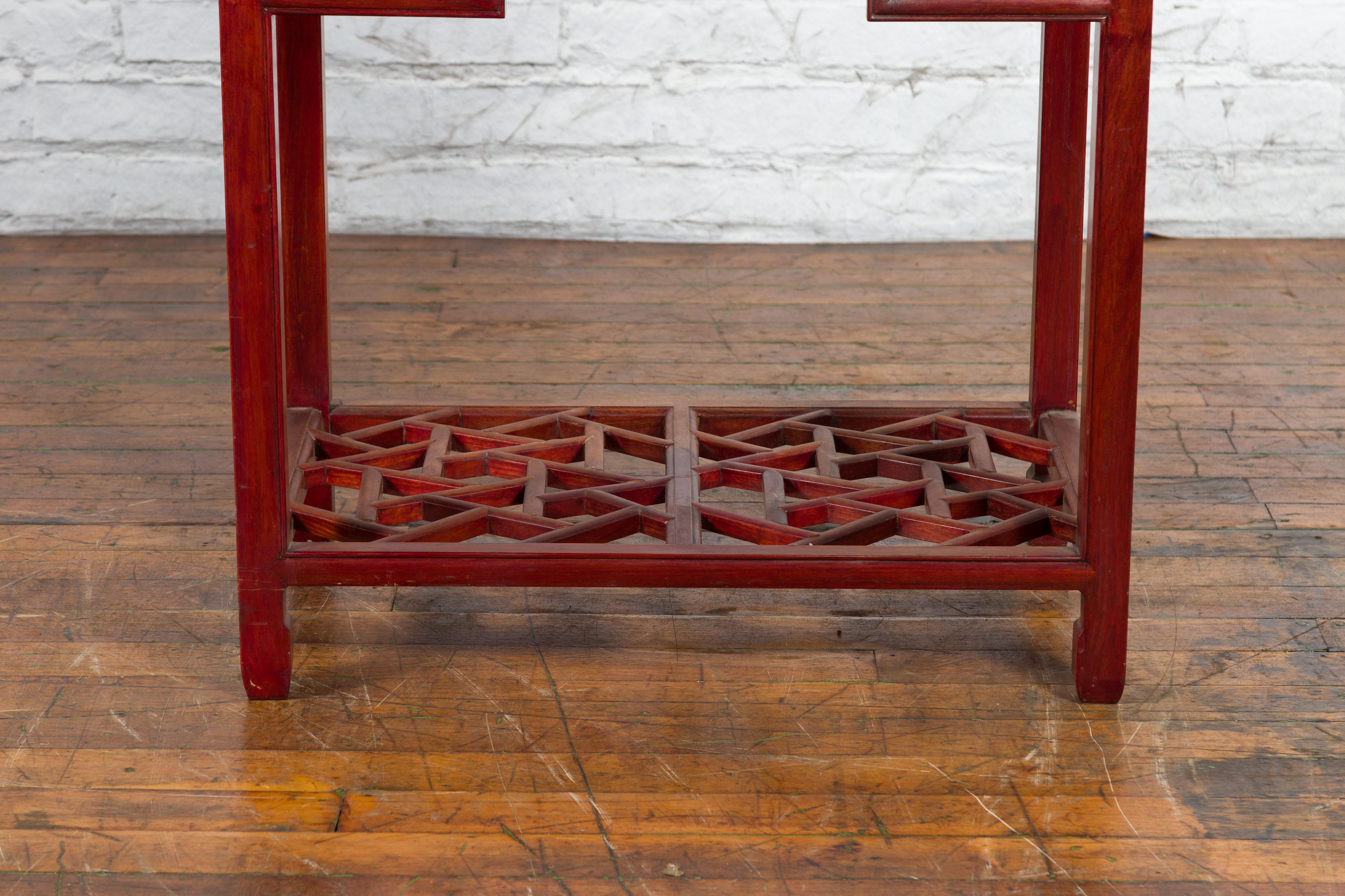 Laqué Table de coiffeuse chinoise vintage à trois tiroirs en bois laqué rouge avec miroir pliant en vente
