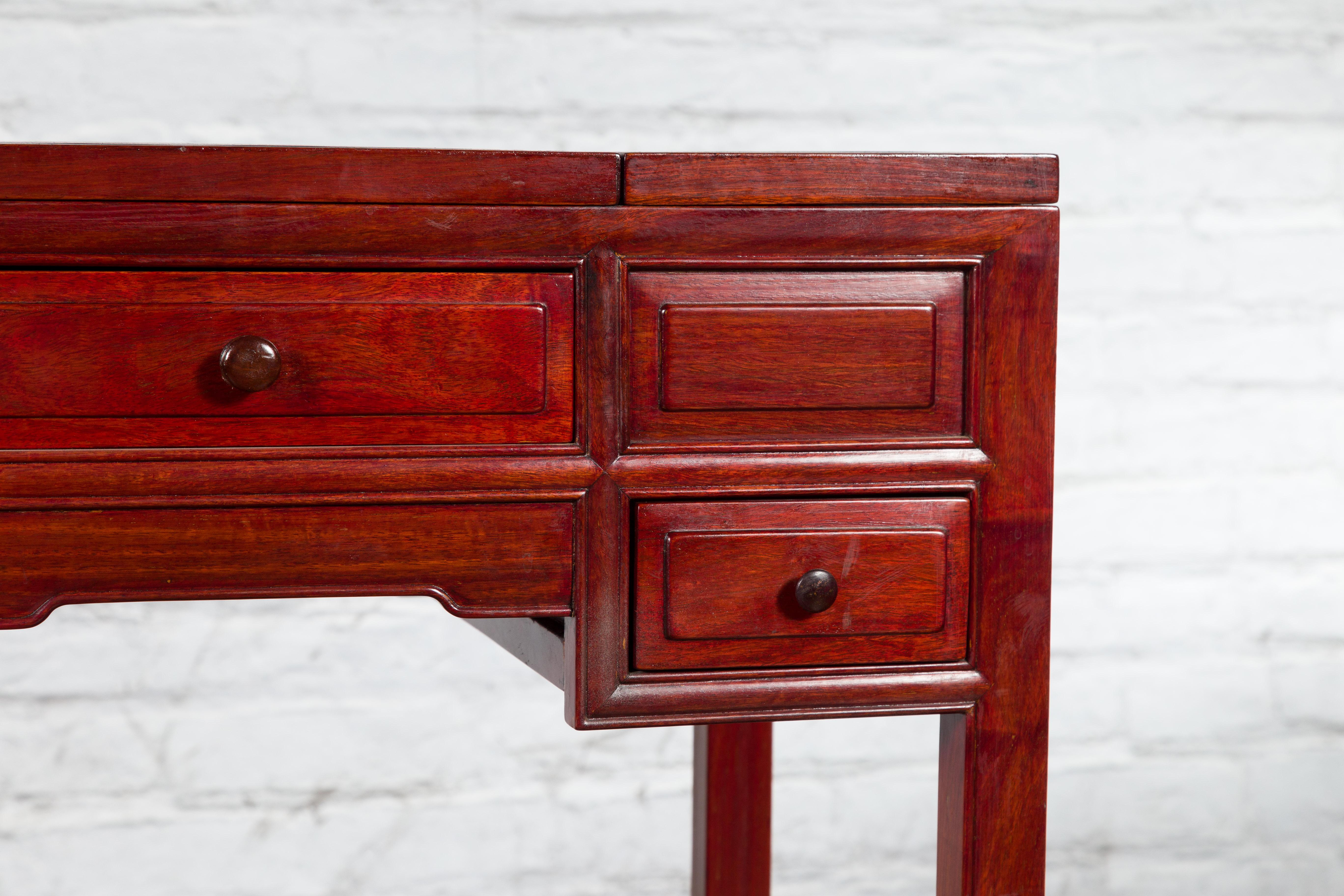 20ième siècle Table de coiffeuse chinoise vintage à trois tiroirs en bois laqué rouge avec miroir pliant en vente