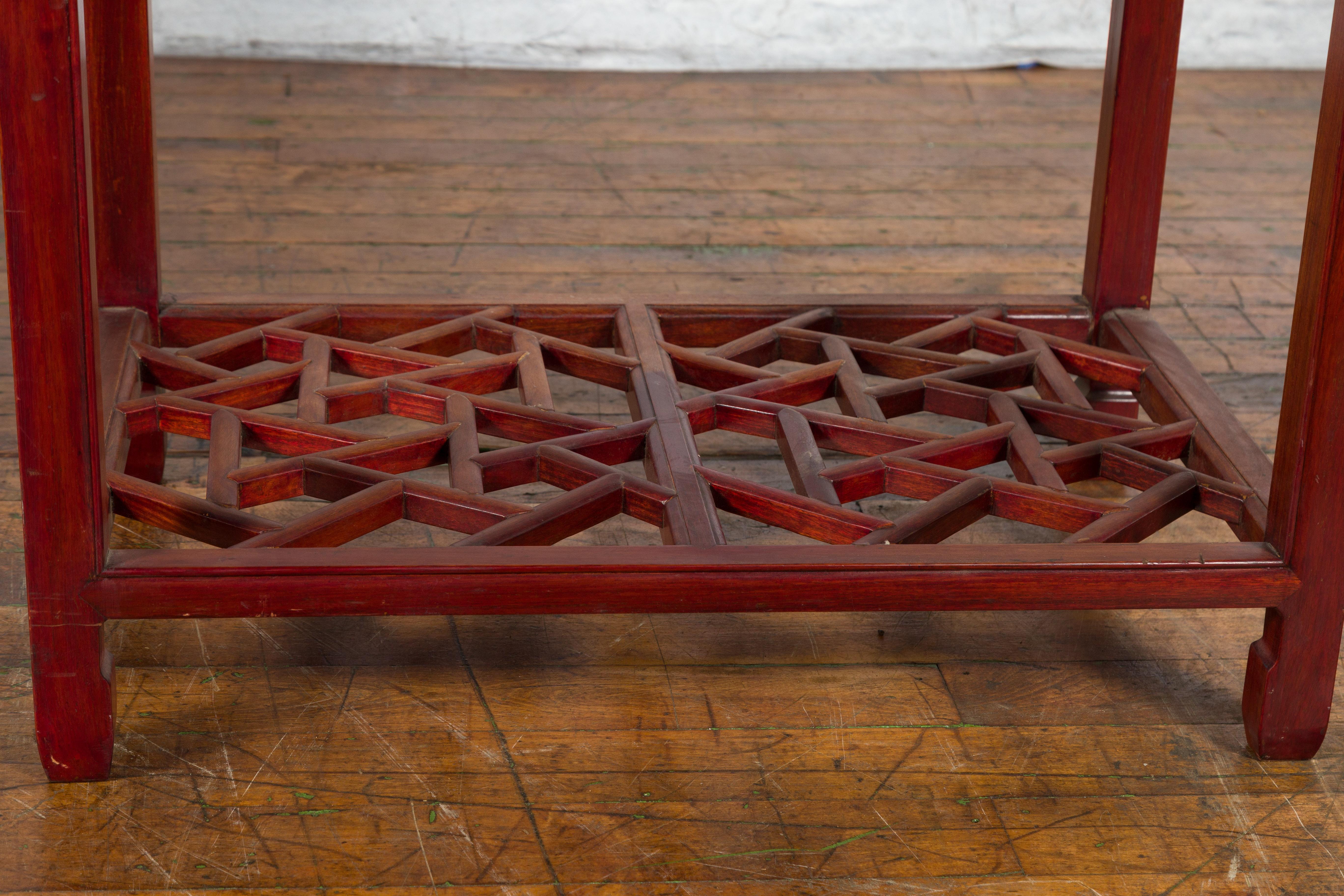Bois Table de coiffeuse chinoise vintage à trois tiroirs en bois laqué rouge avec miroir pliant en vente