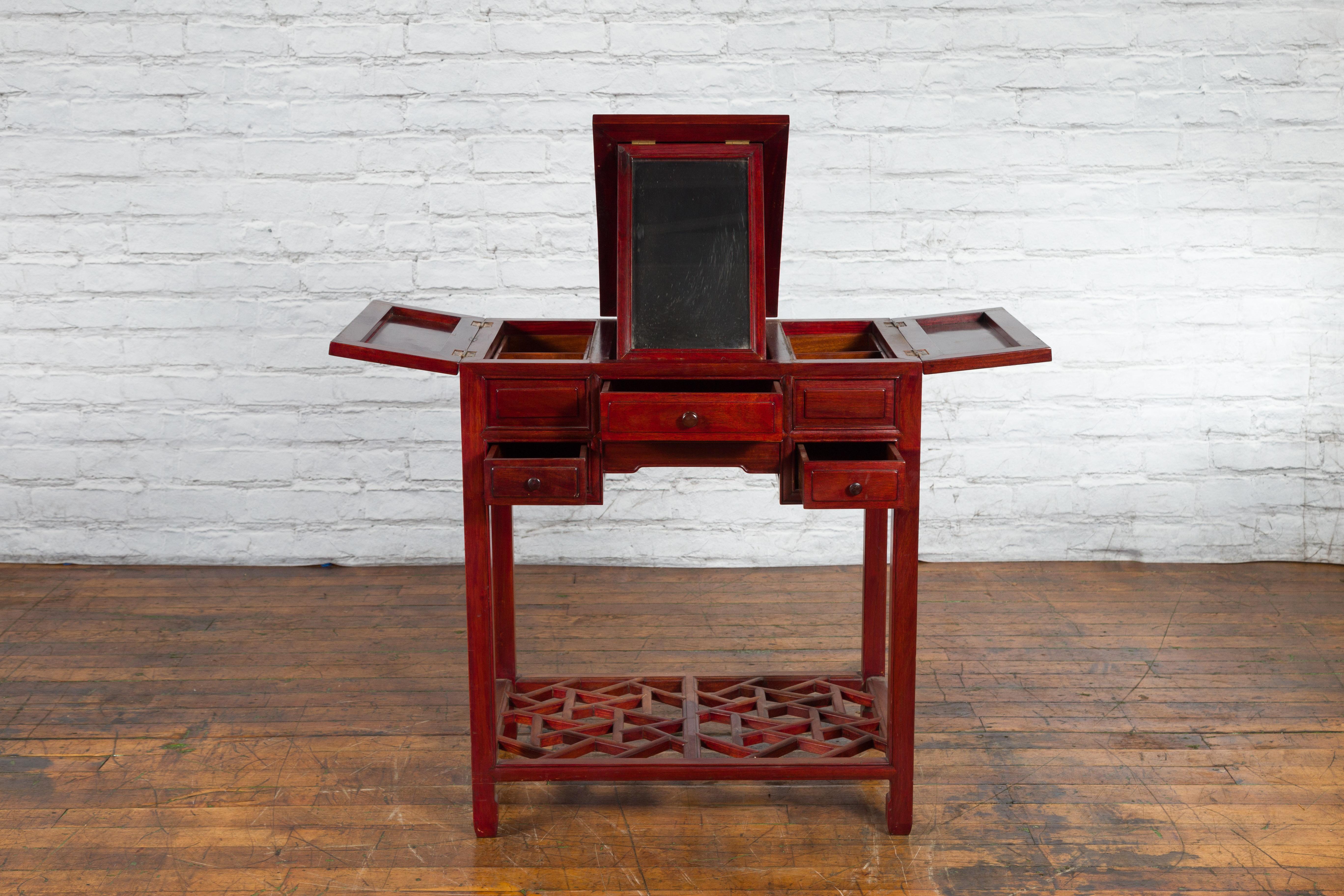 Table de coiffeuse chinoise vintage à trois tiroirs en bois laqué rouge avec miroir pliant en vente 1